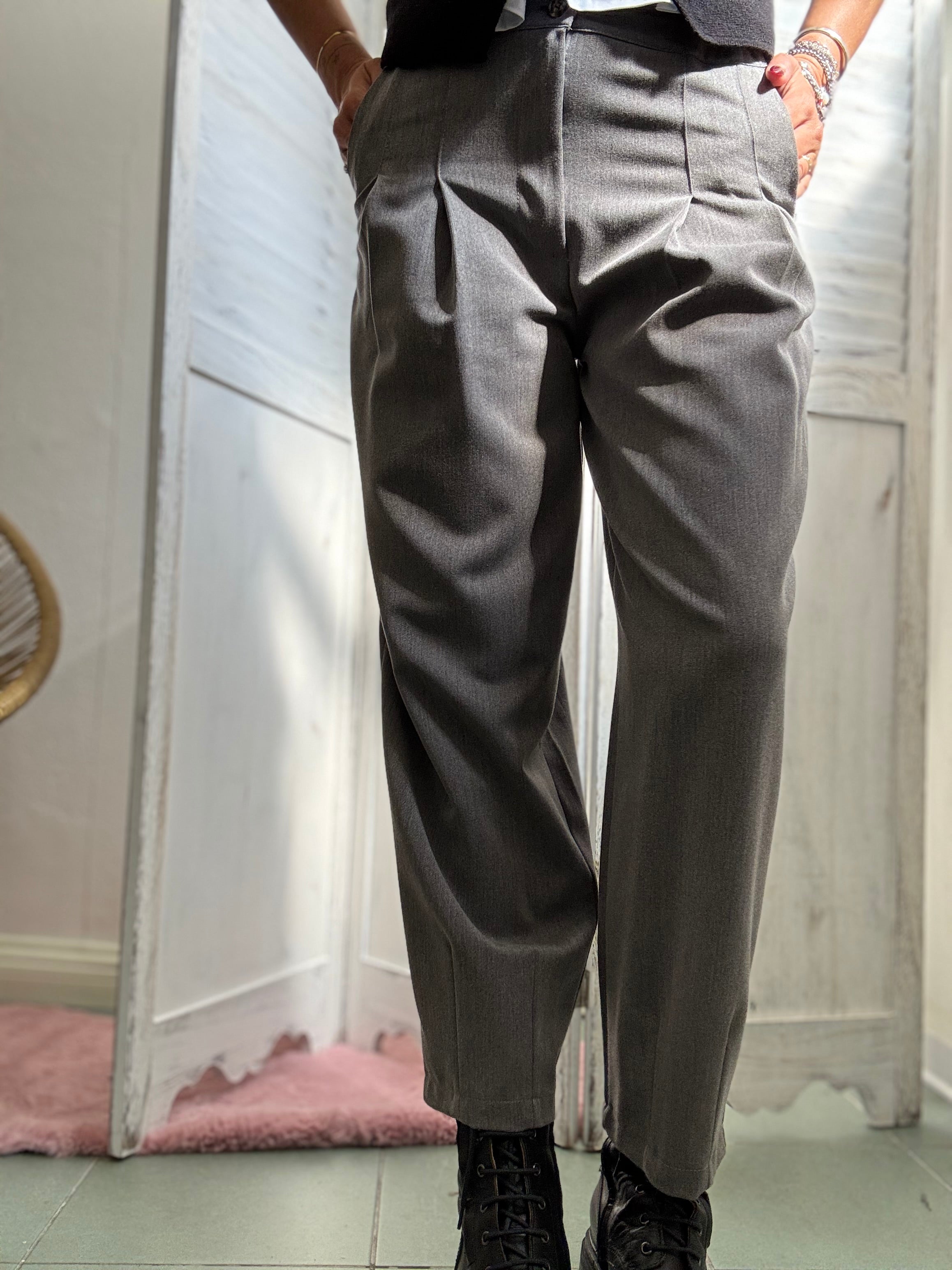 Il pantalone Javier con le pence