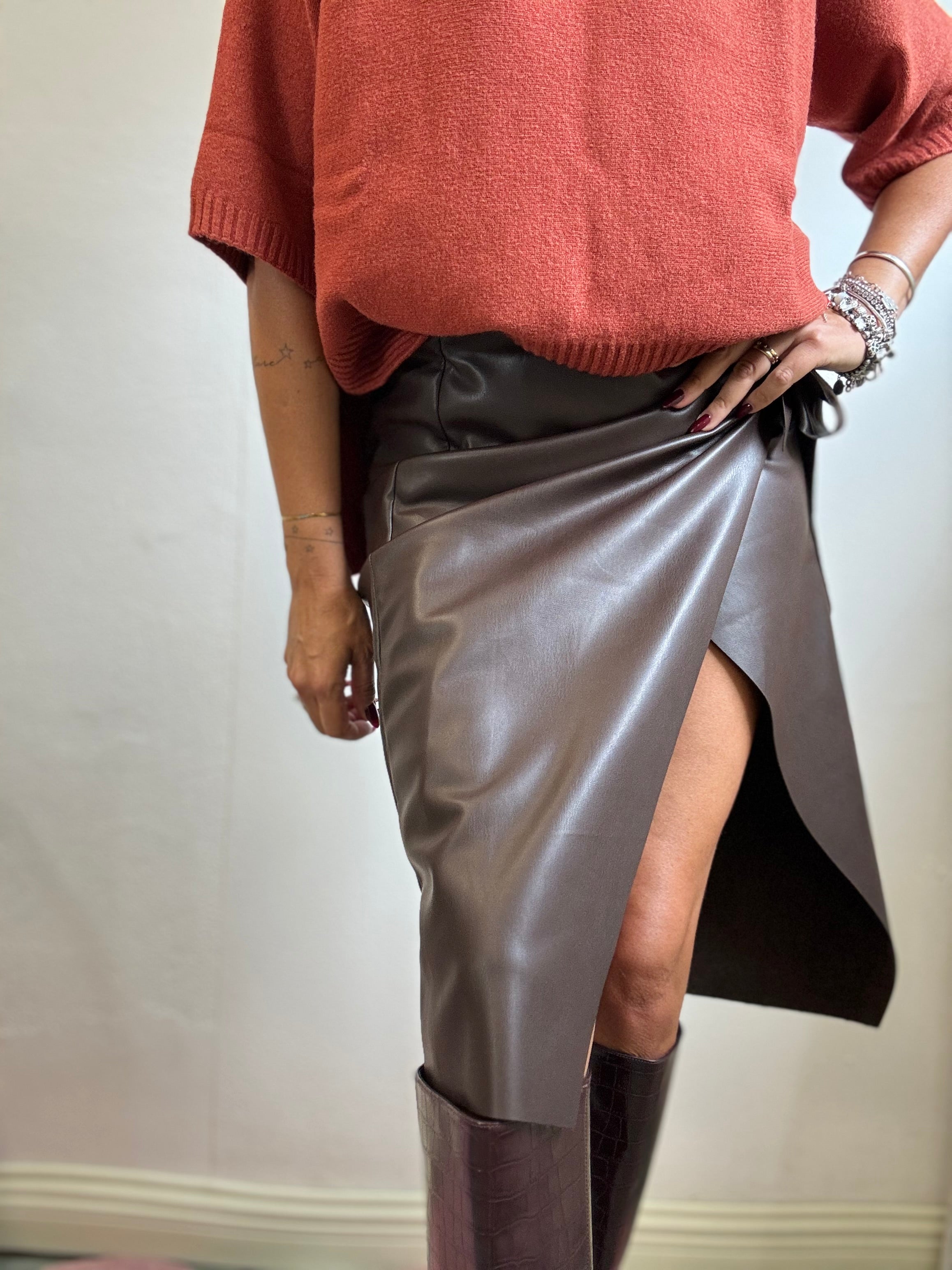 La gonna di ecopelle col fiocco