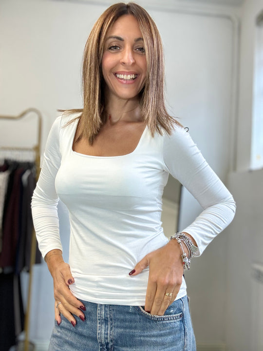 La t-shirt con lo scollo quadrato
