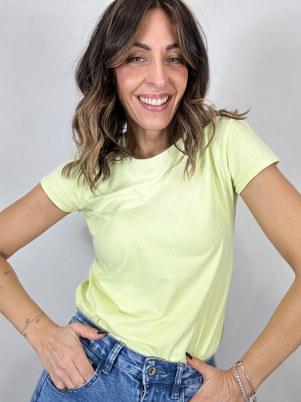 La t-shirt basica in diversi colori