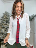 La camicia noel con la cravatta