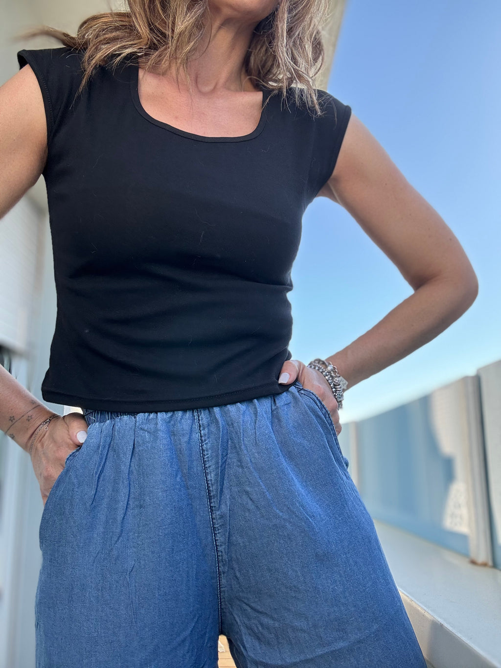 La t-shirt con lo scollo quadrato