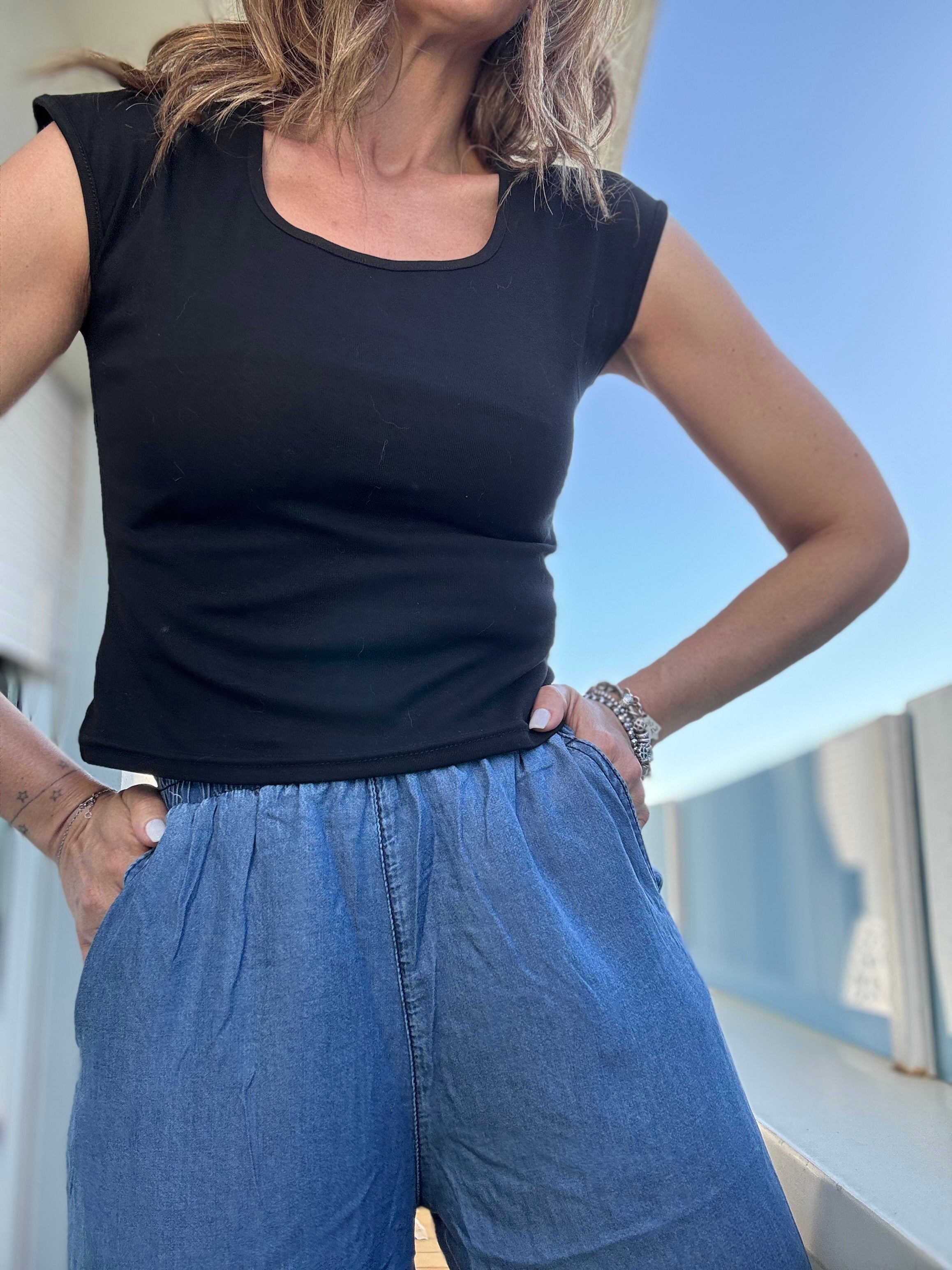 La t-shirt con lo scollo quadrato