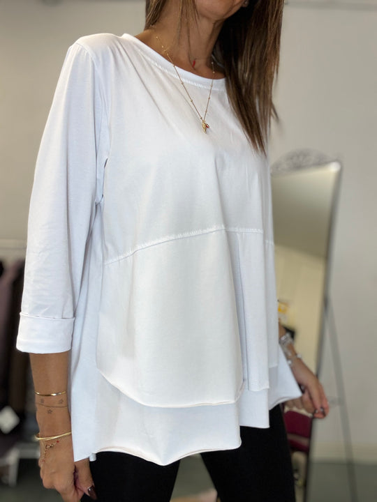 La maxi t-shirt coi bottoni dietro