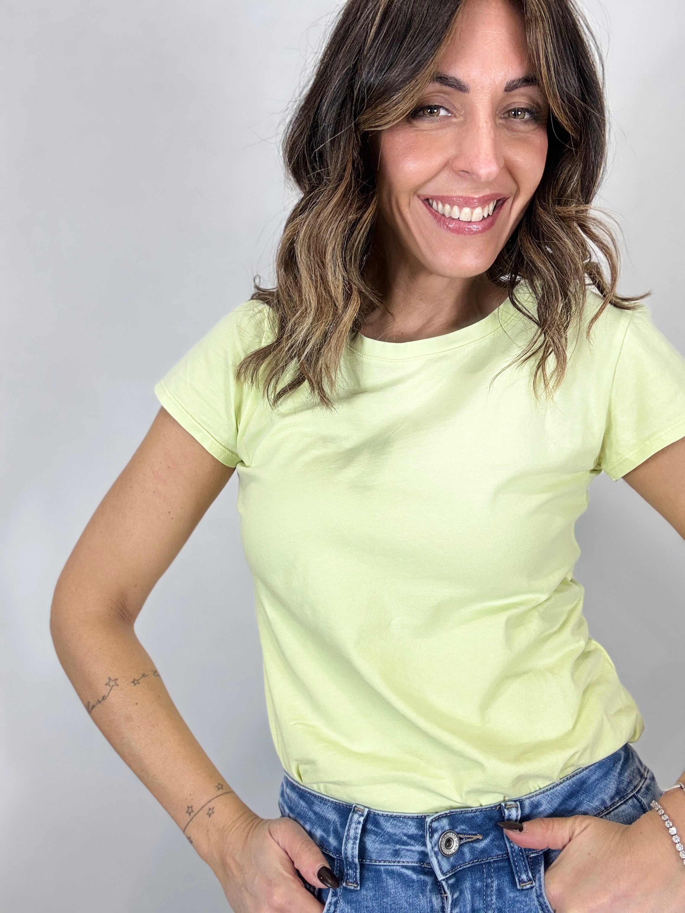 La t-shirt basica in diversi colori