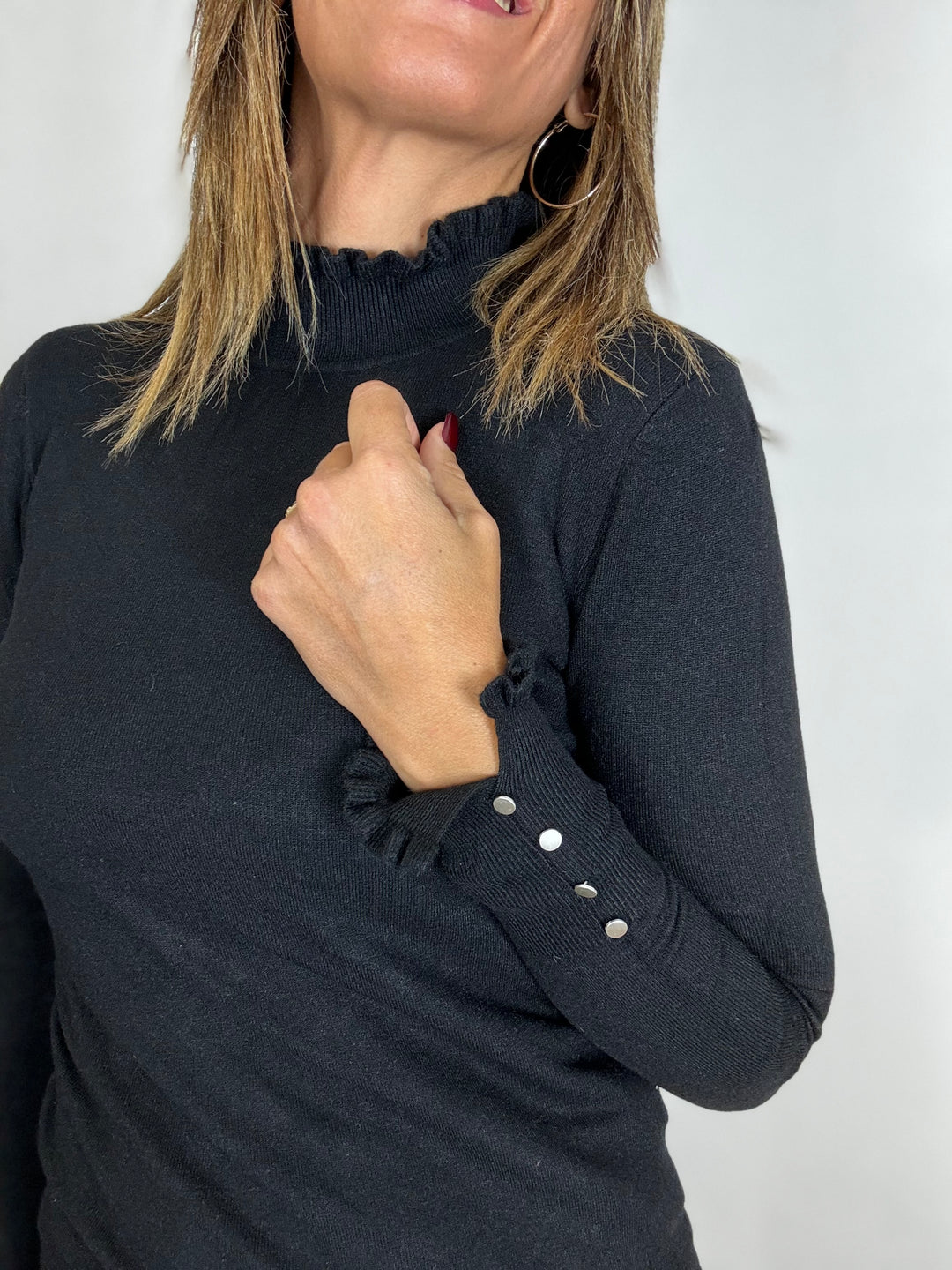 Il pull dolcevita con i fru fru e i bottoncini