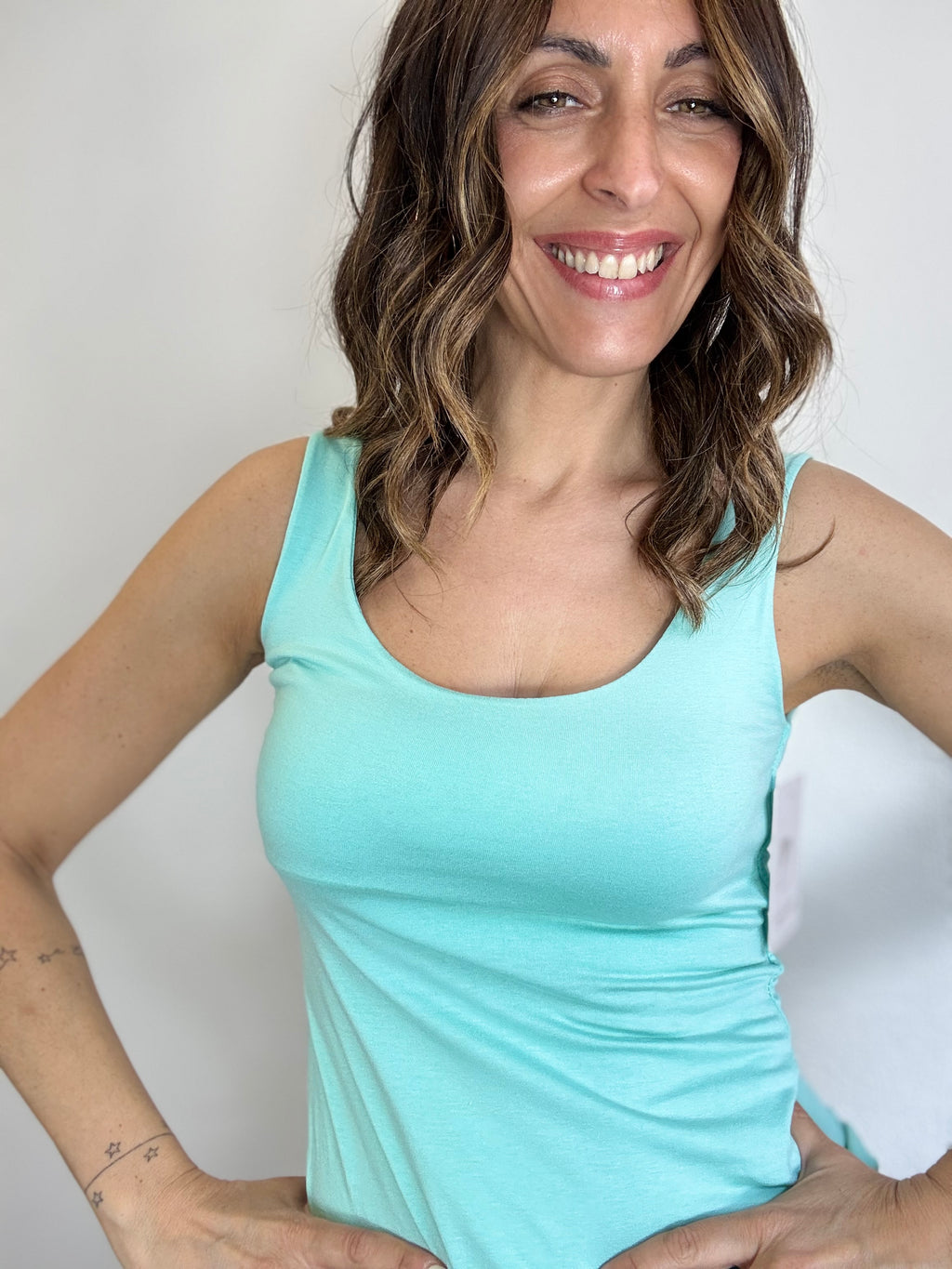 La canotta basica spalla larga ( tanti colori )