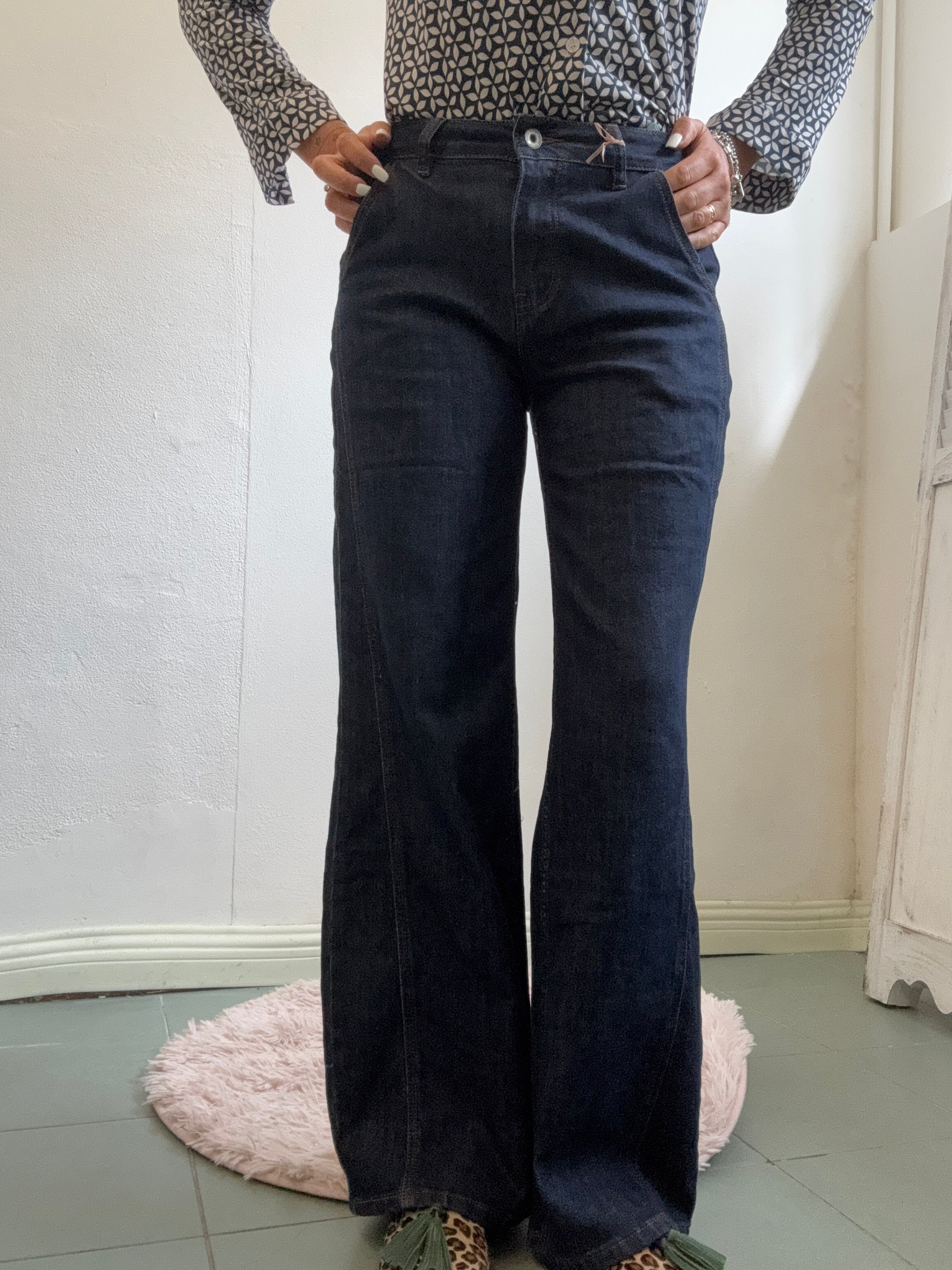 Il jeans con la cucitura di sbieco