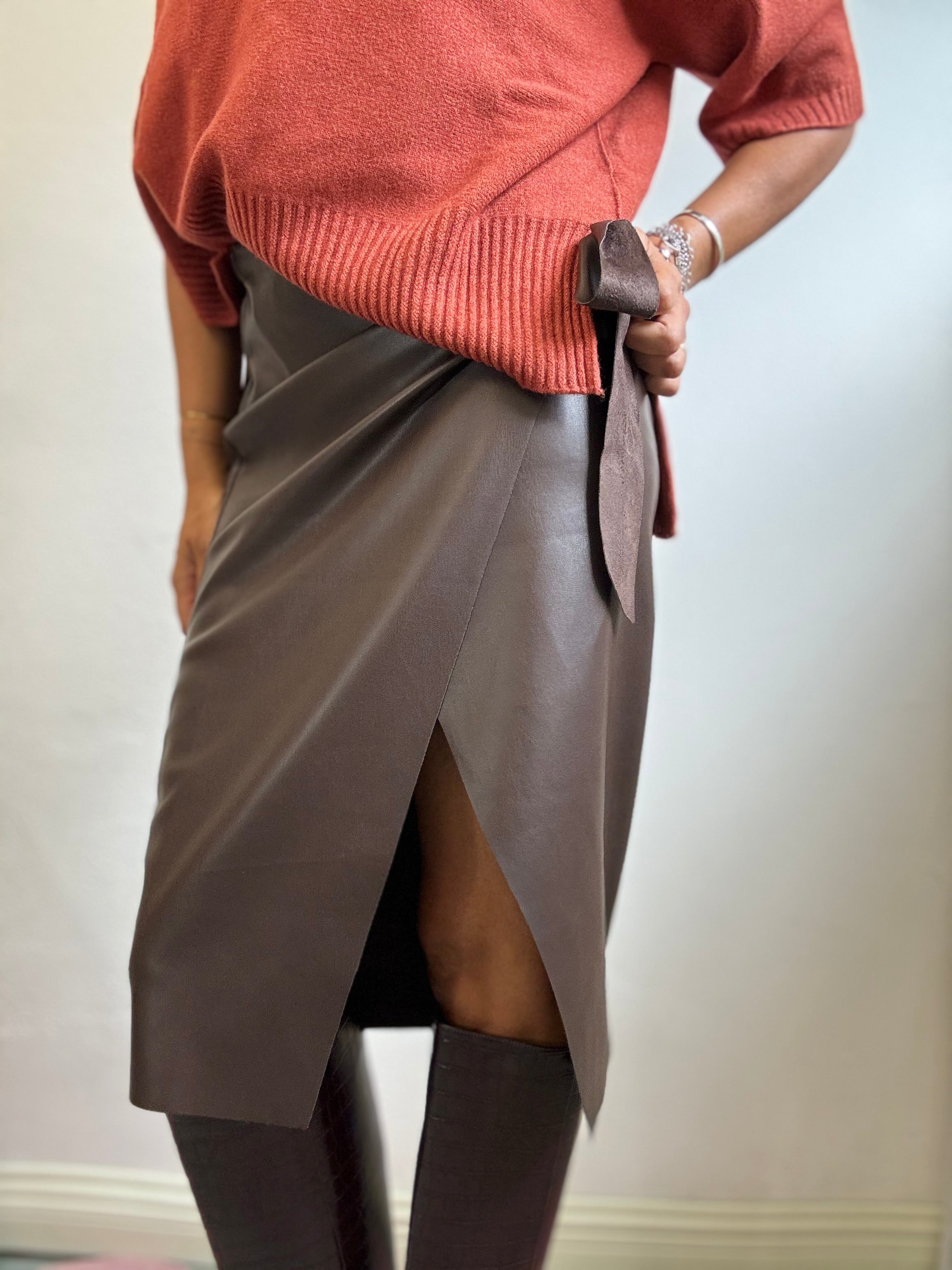 La gonna di ecopelle col fiocco