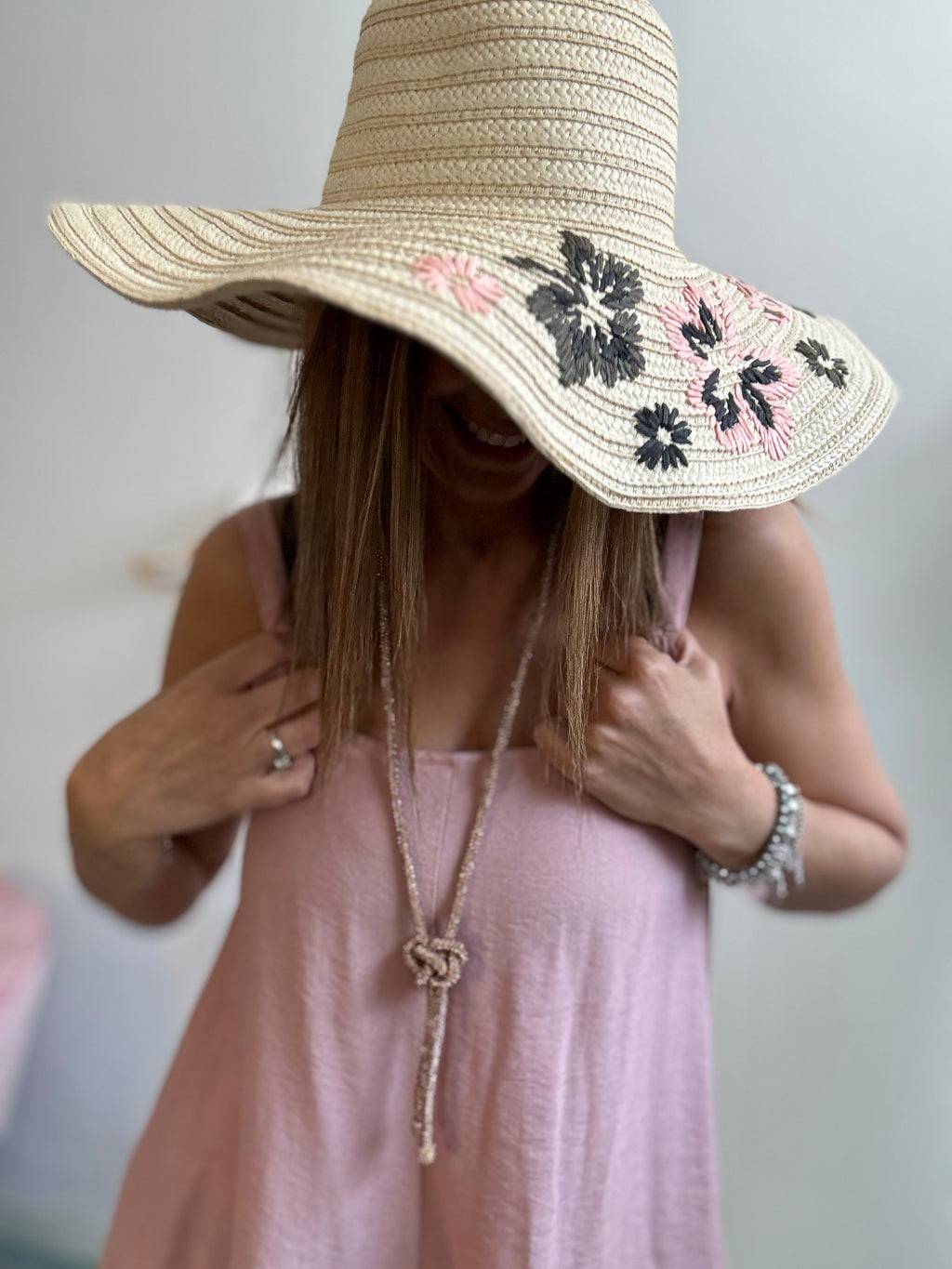 Il cappello di paglia coi fiori rosa
