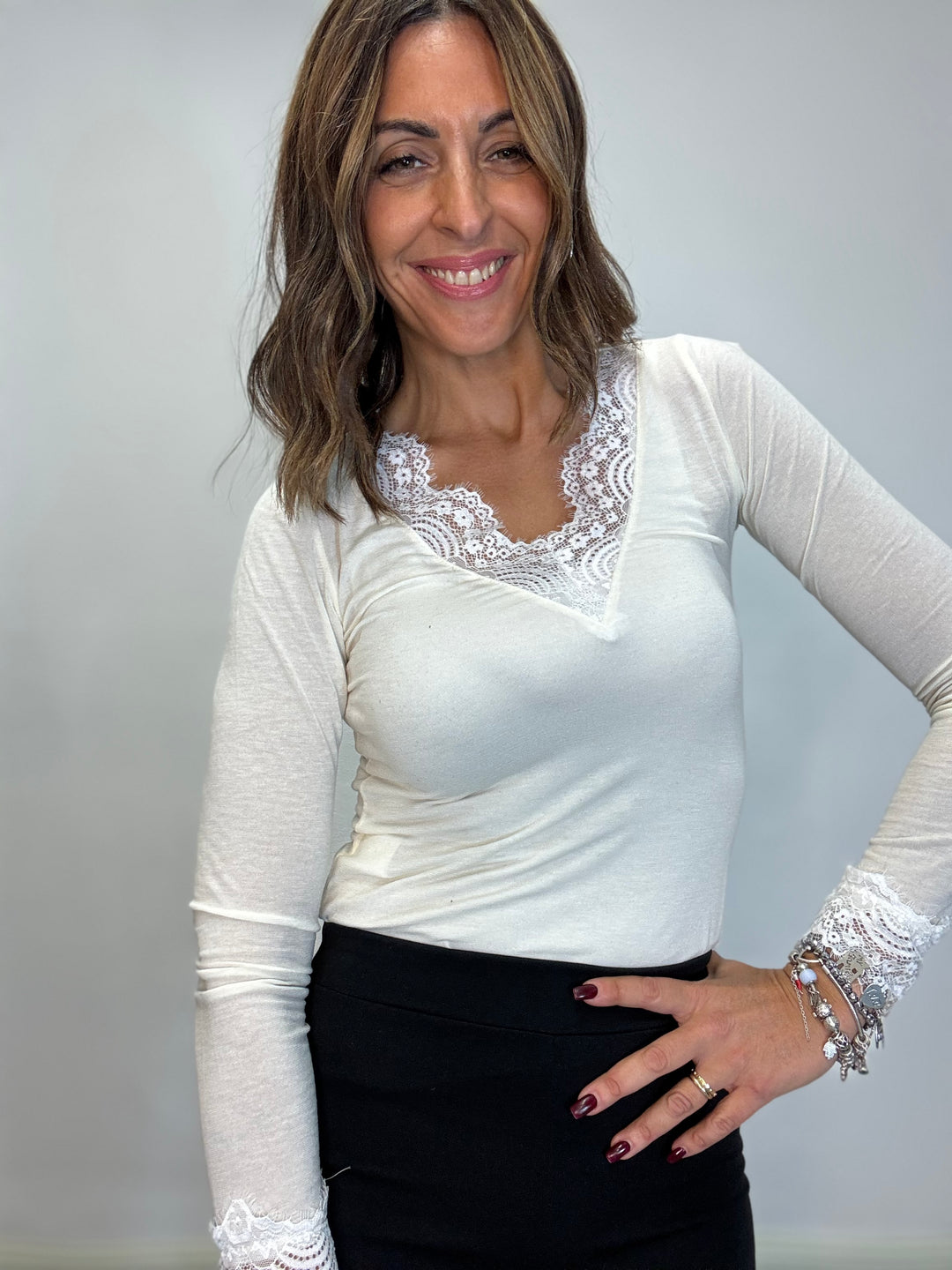 La cachmiretta col pizzo sullo scollo