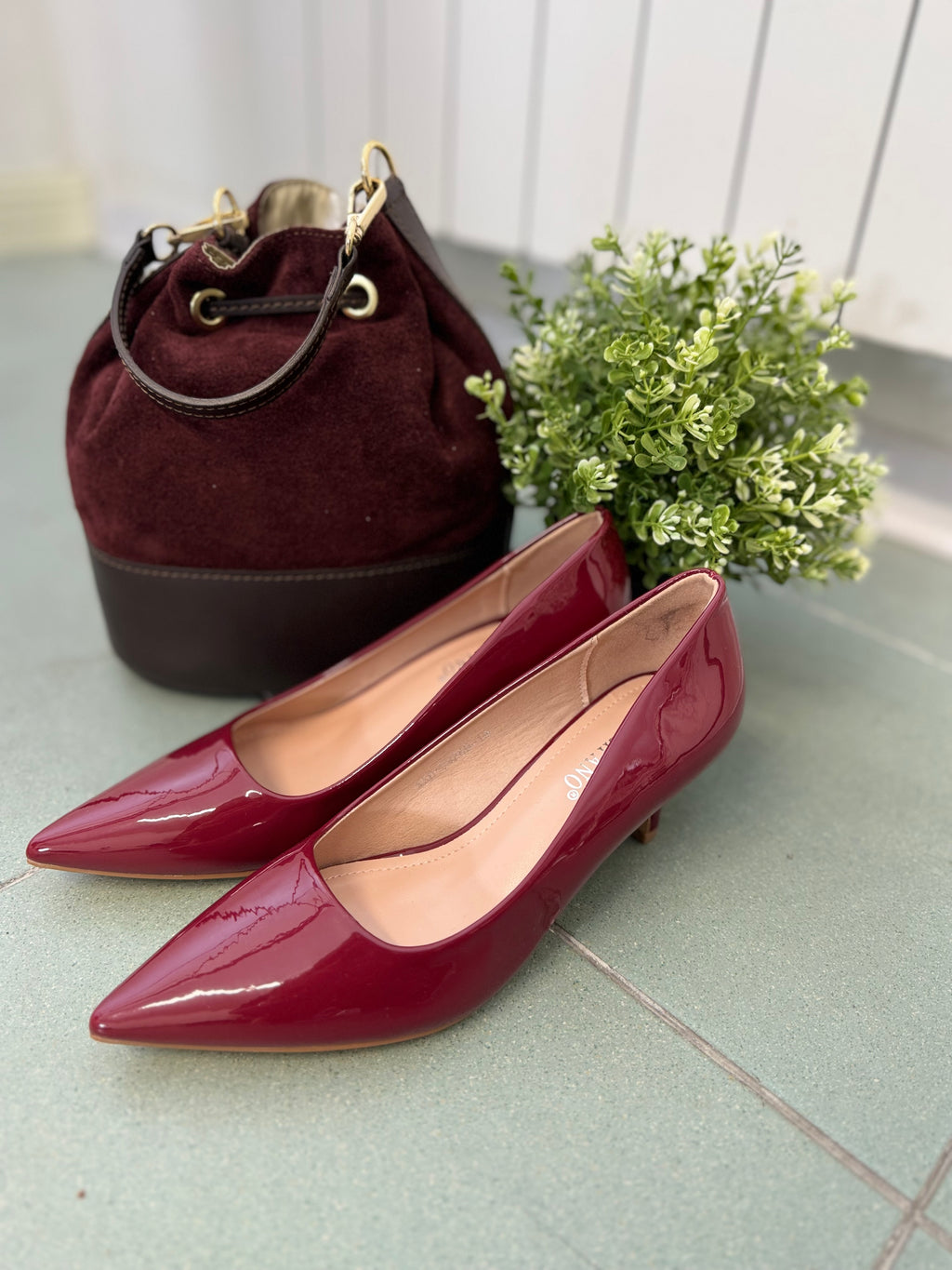 La décolleté in vernice col tacco basso