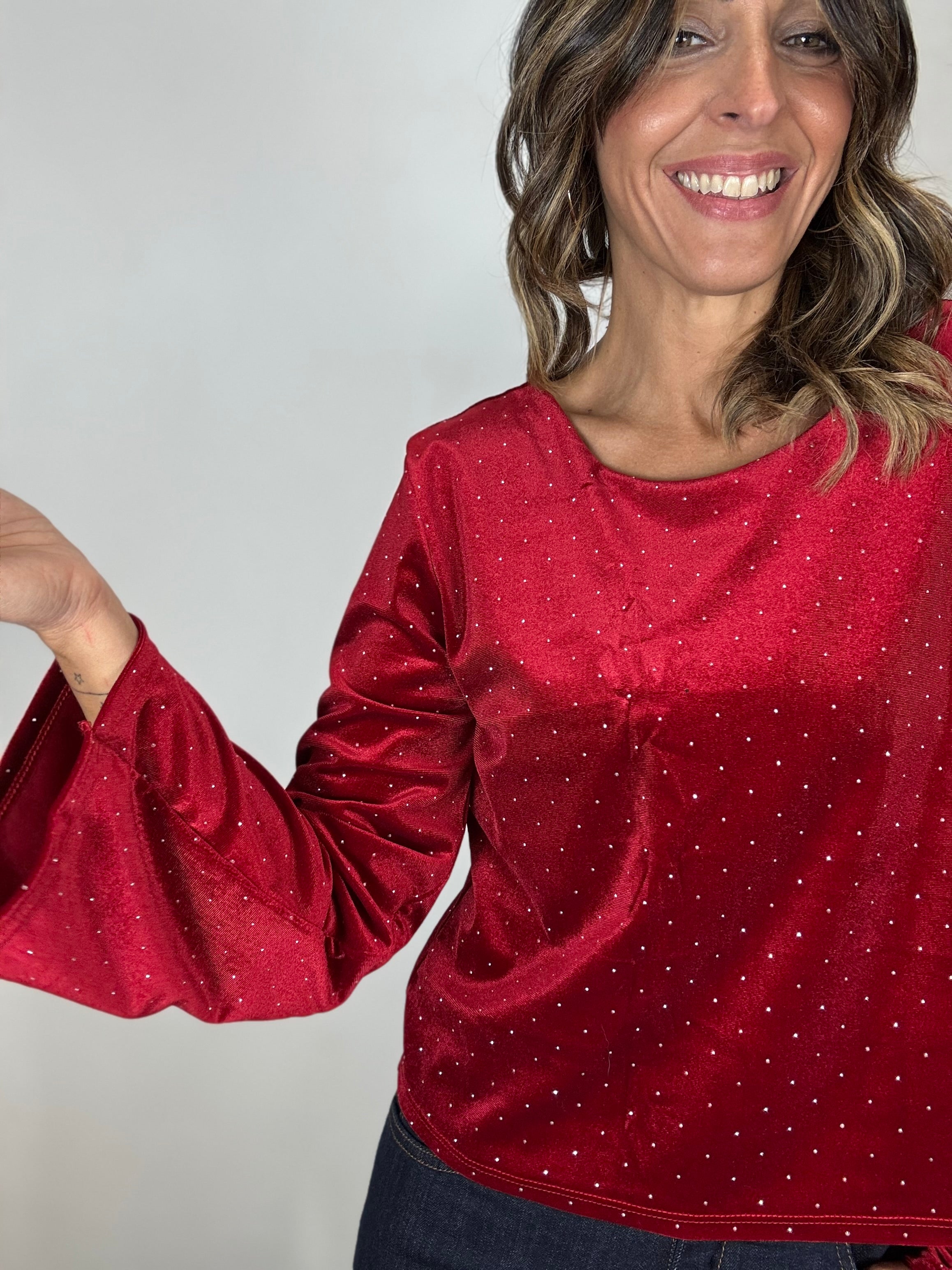 La camicia in velluto con gli strasse e il fiocco