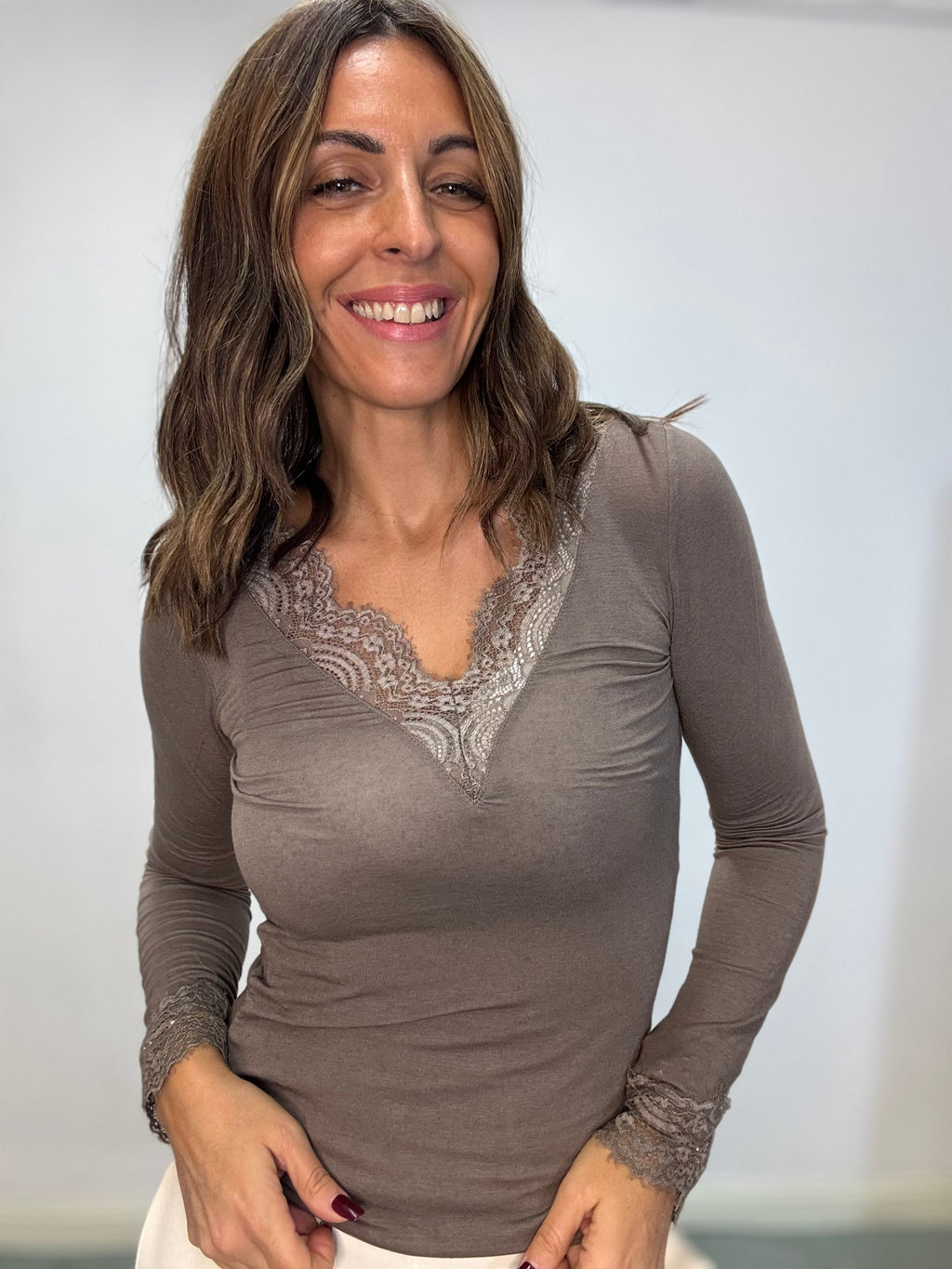 La cachmiretta col pizzo sullo scollo