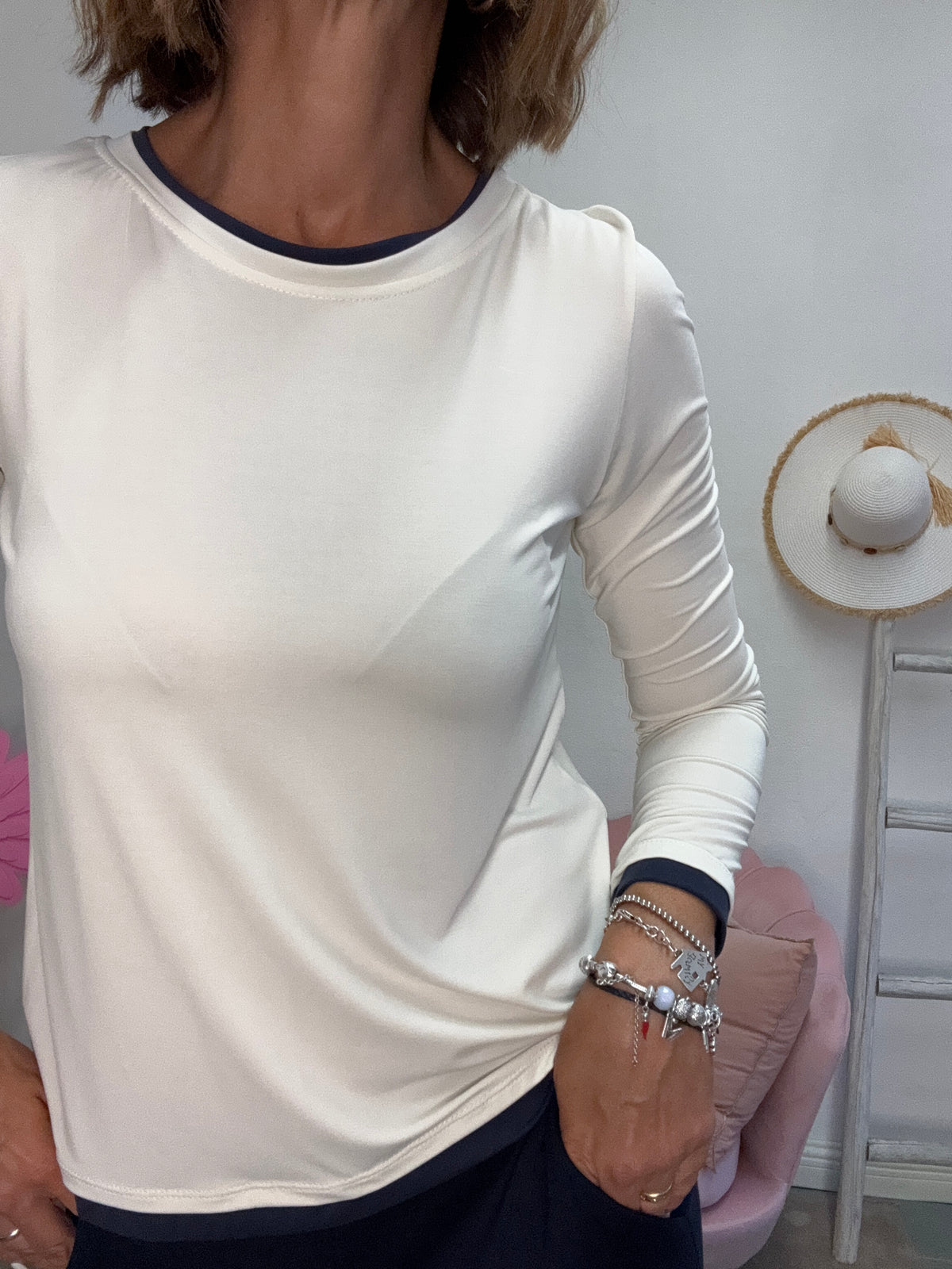 La t-shirt viscosa con i bordini a contrasto