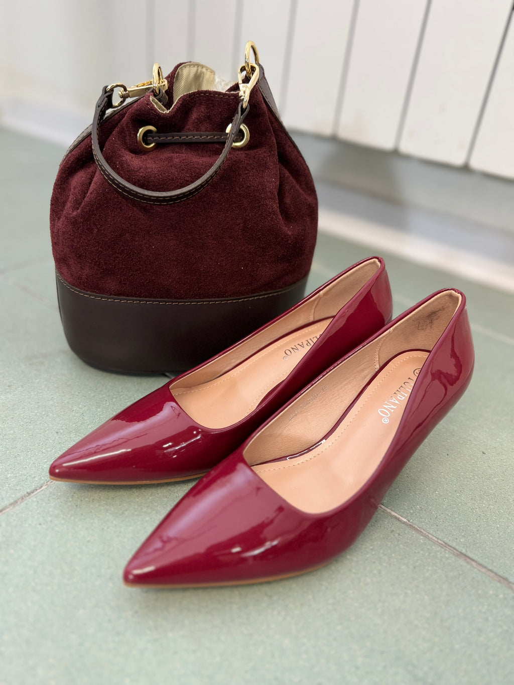 La décolleté in vernice col tacco basso