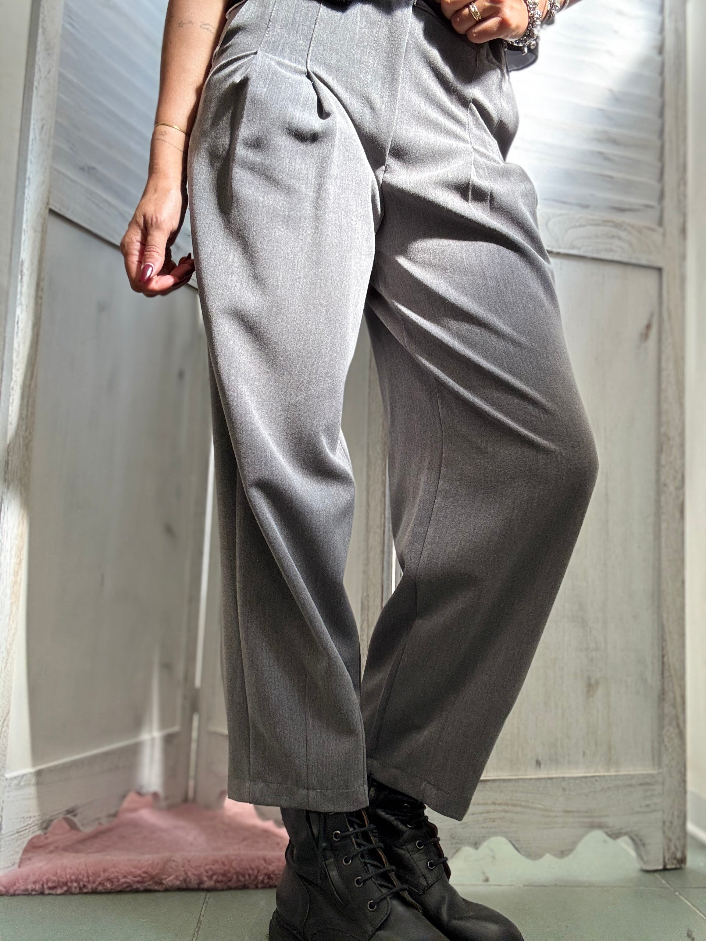 Il pantalone Javier con le pence