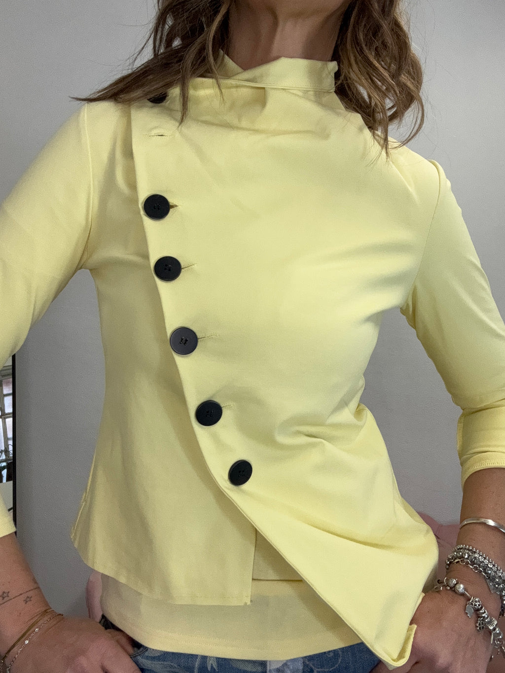 La giacca coi bottoni stondati