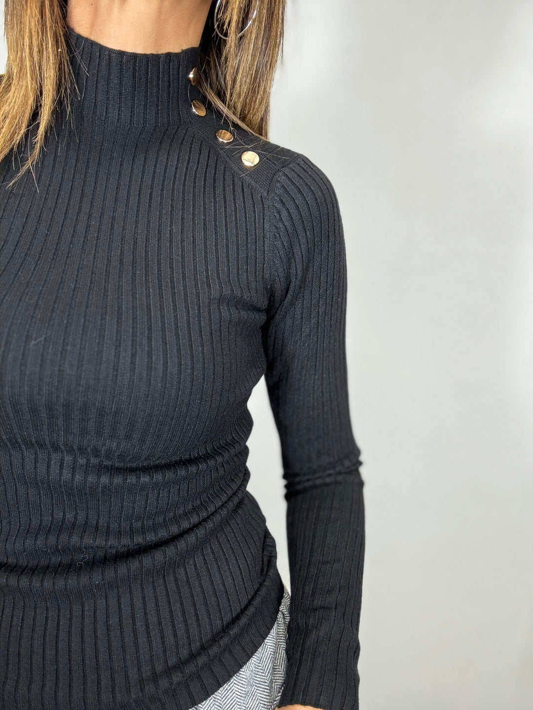 Pull costine con i bottoncini dorati