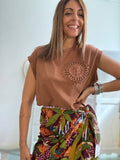 La t-shirt cacao con la coccarda
