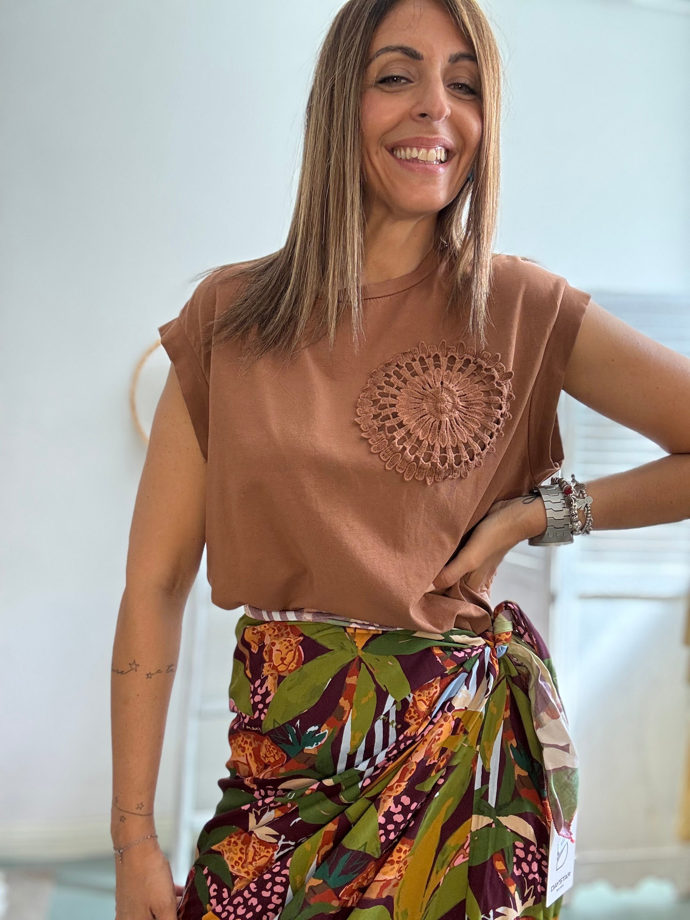 La t-shirt cacao con la coccarda