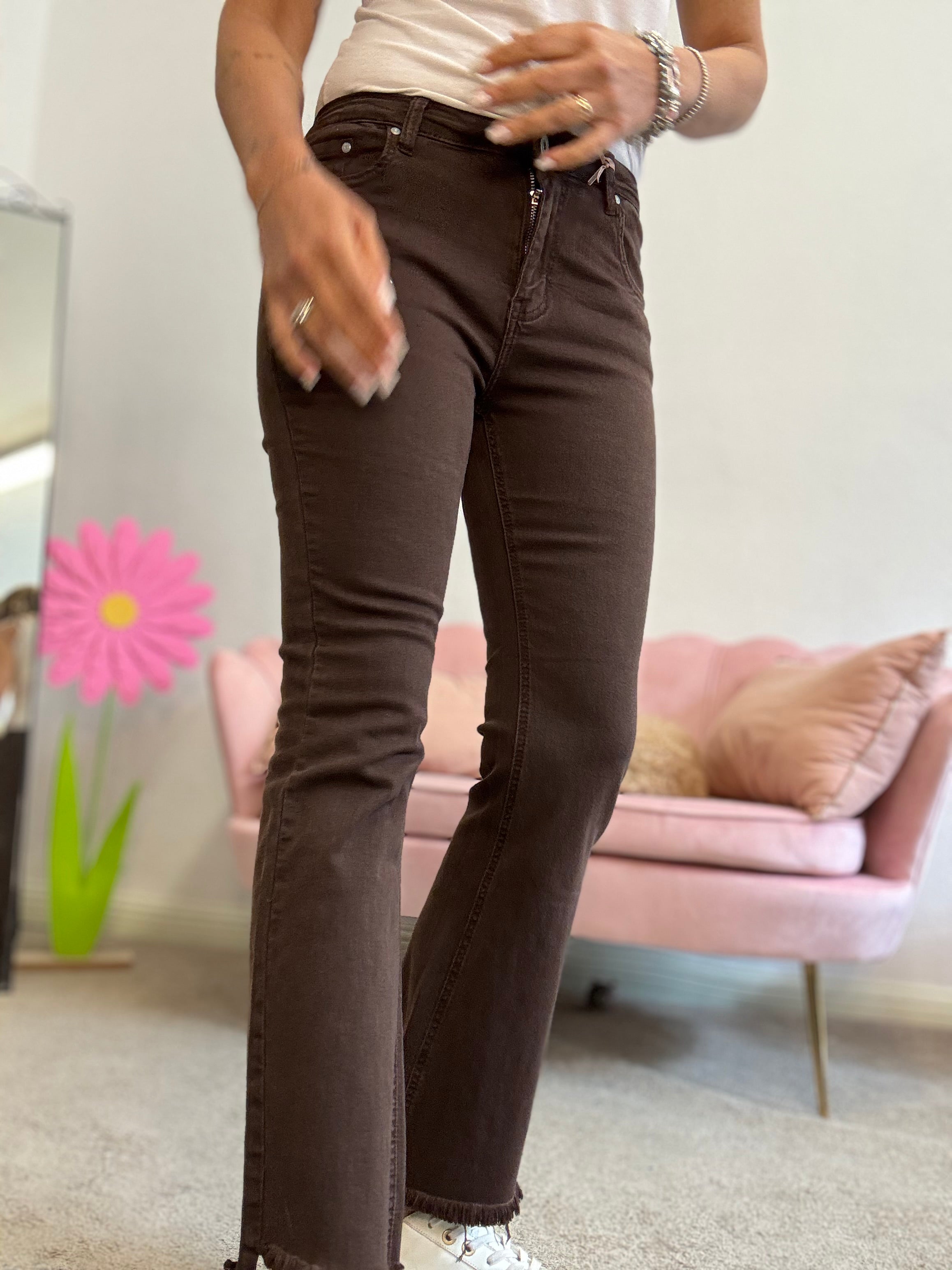 Il jeans zampetta con le frangette marrone