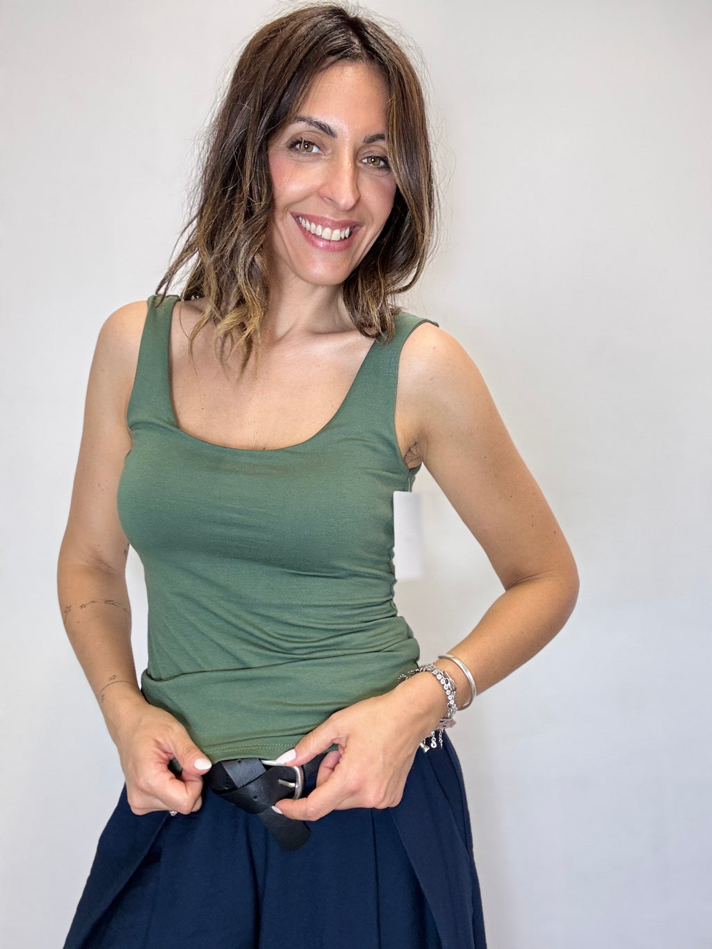 La canotta basica spalla larga ( tanti colori )