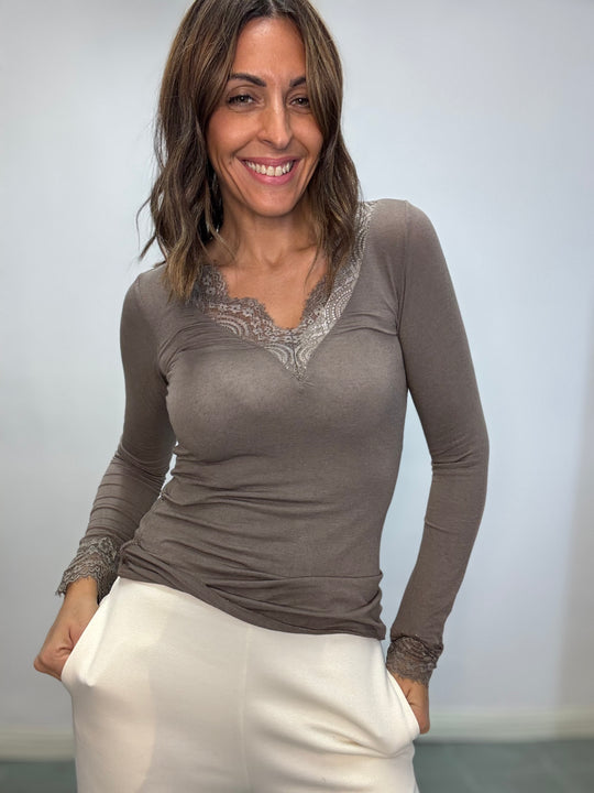 La cachmiretta col pizzo sullo scollo