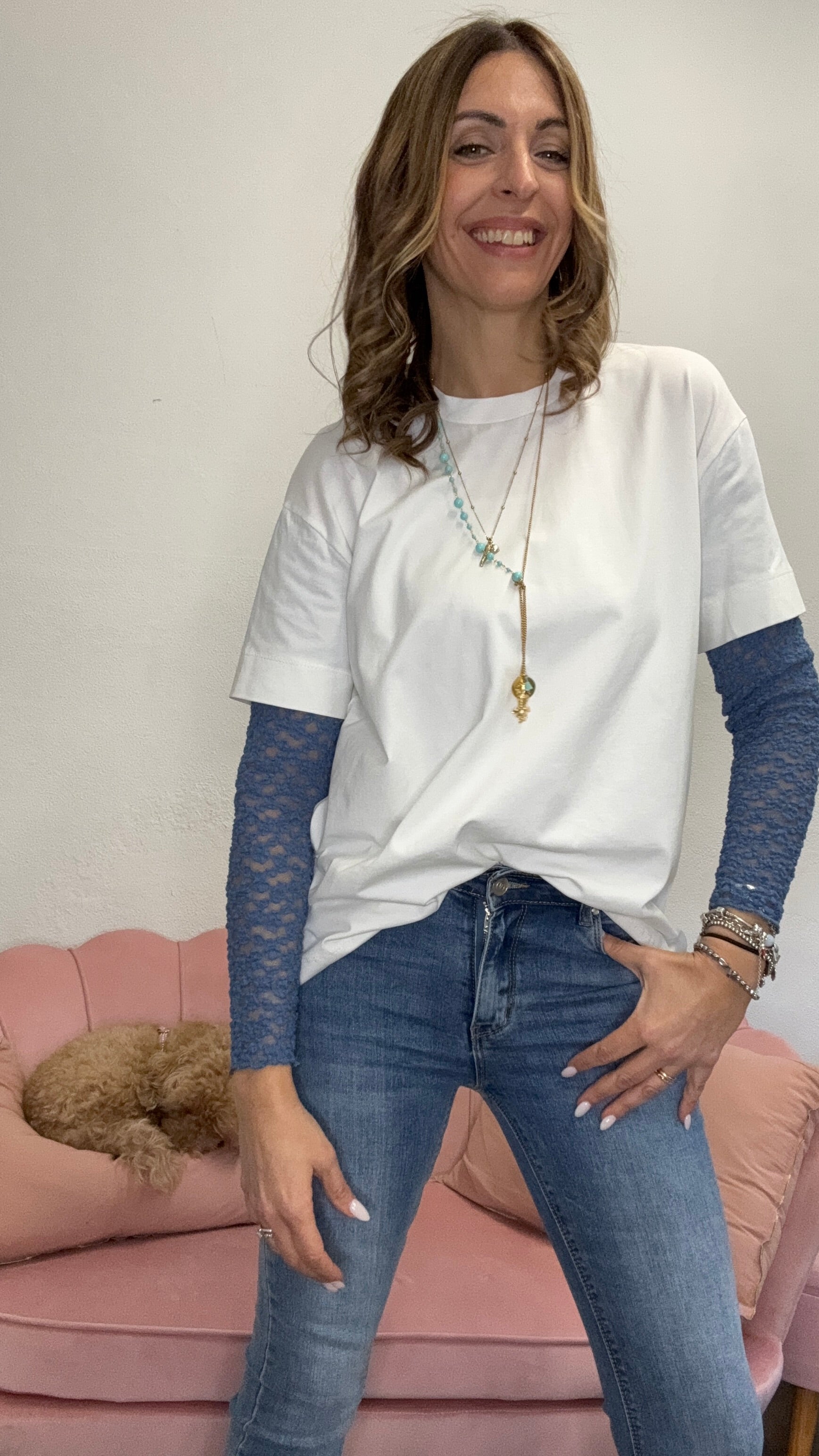 La t-shirt con le maniche di pizzo