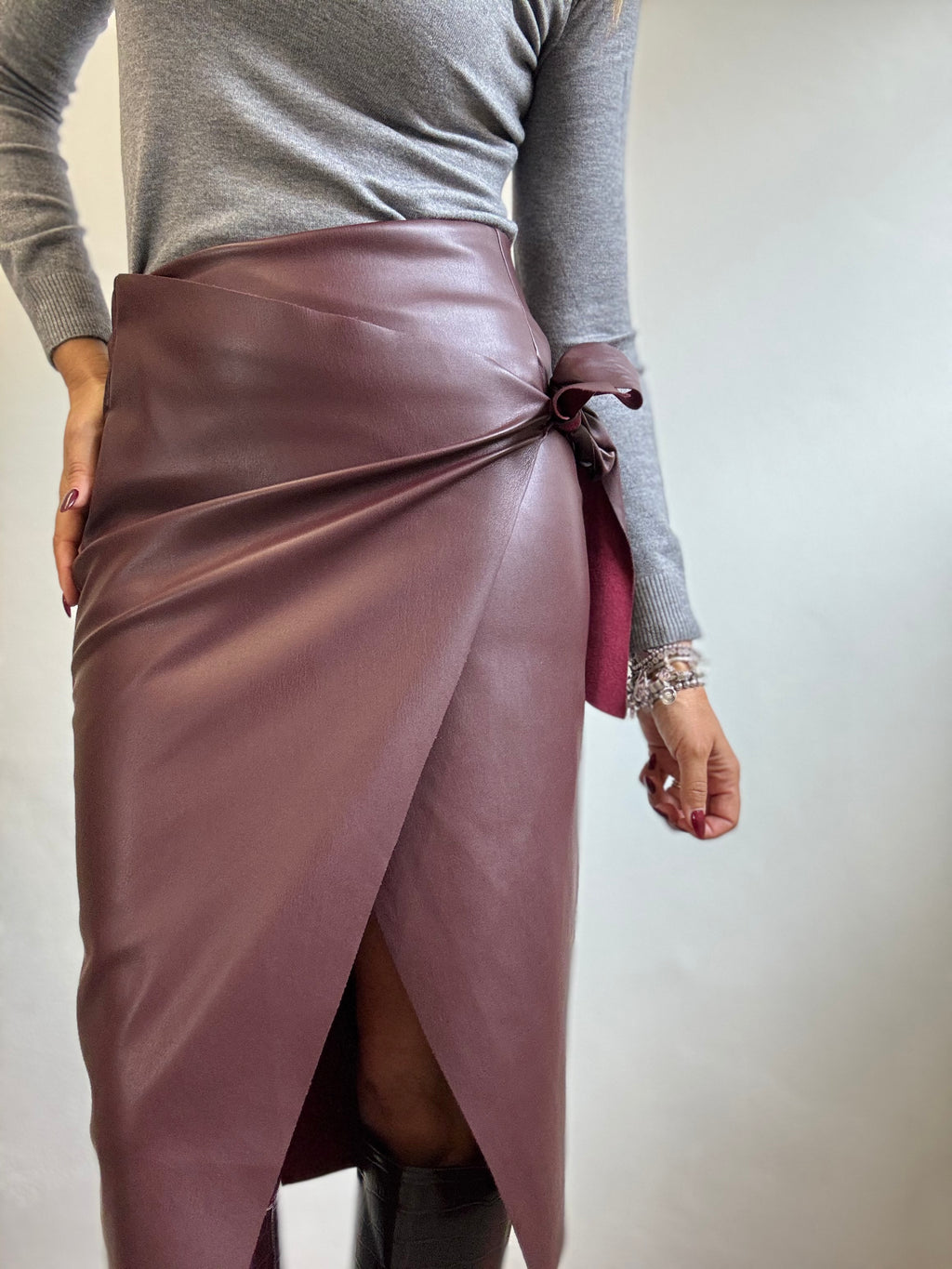 La gonna di ecopelle col fiocco