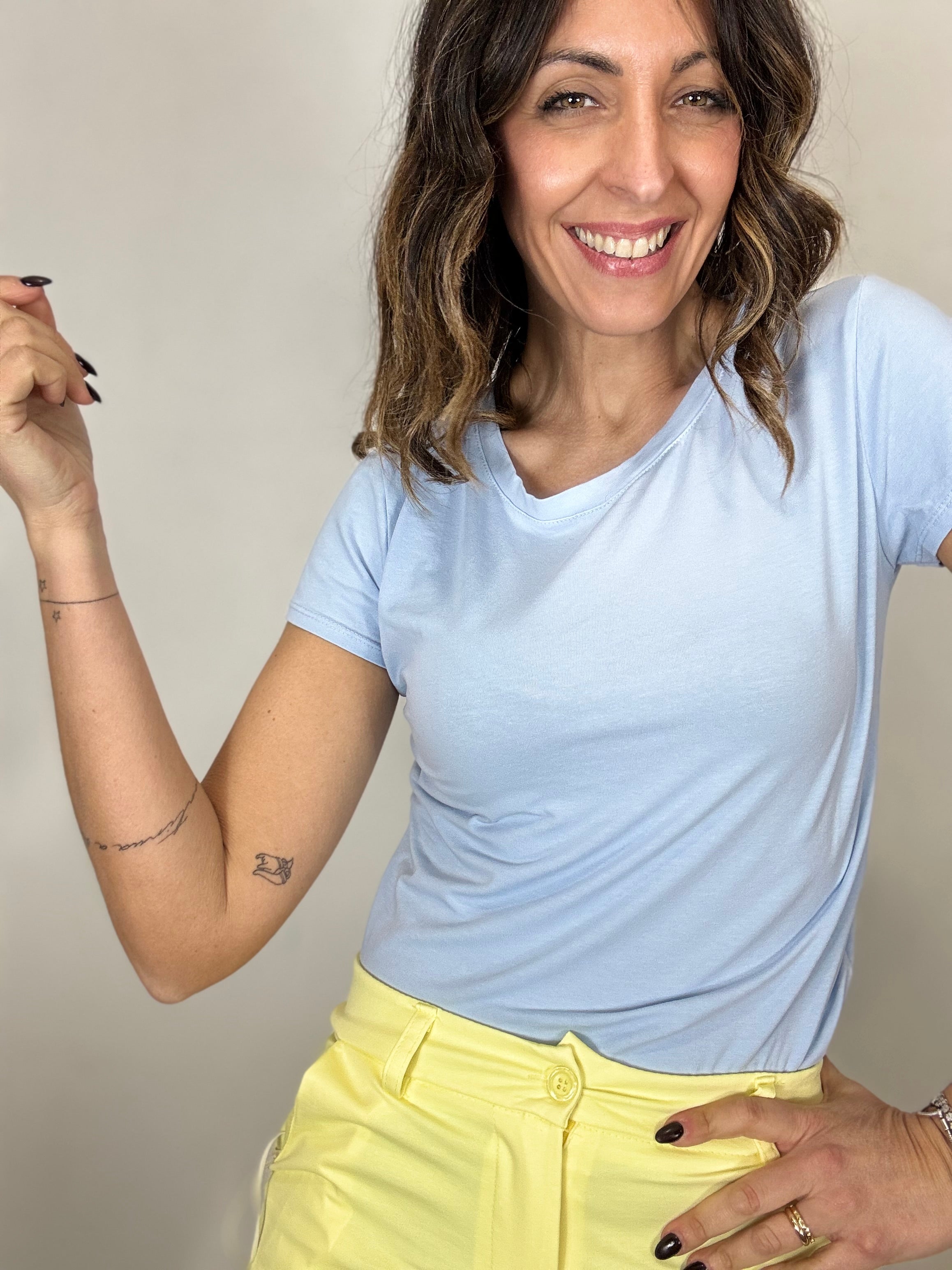 La t-shirt basica in diversi colori