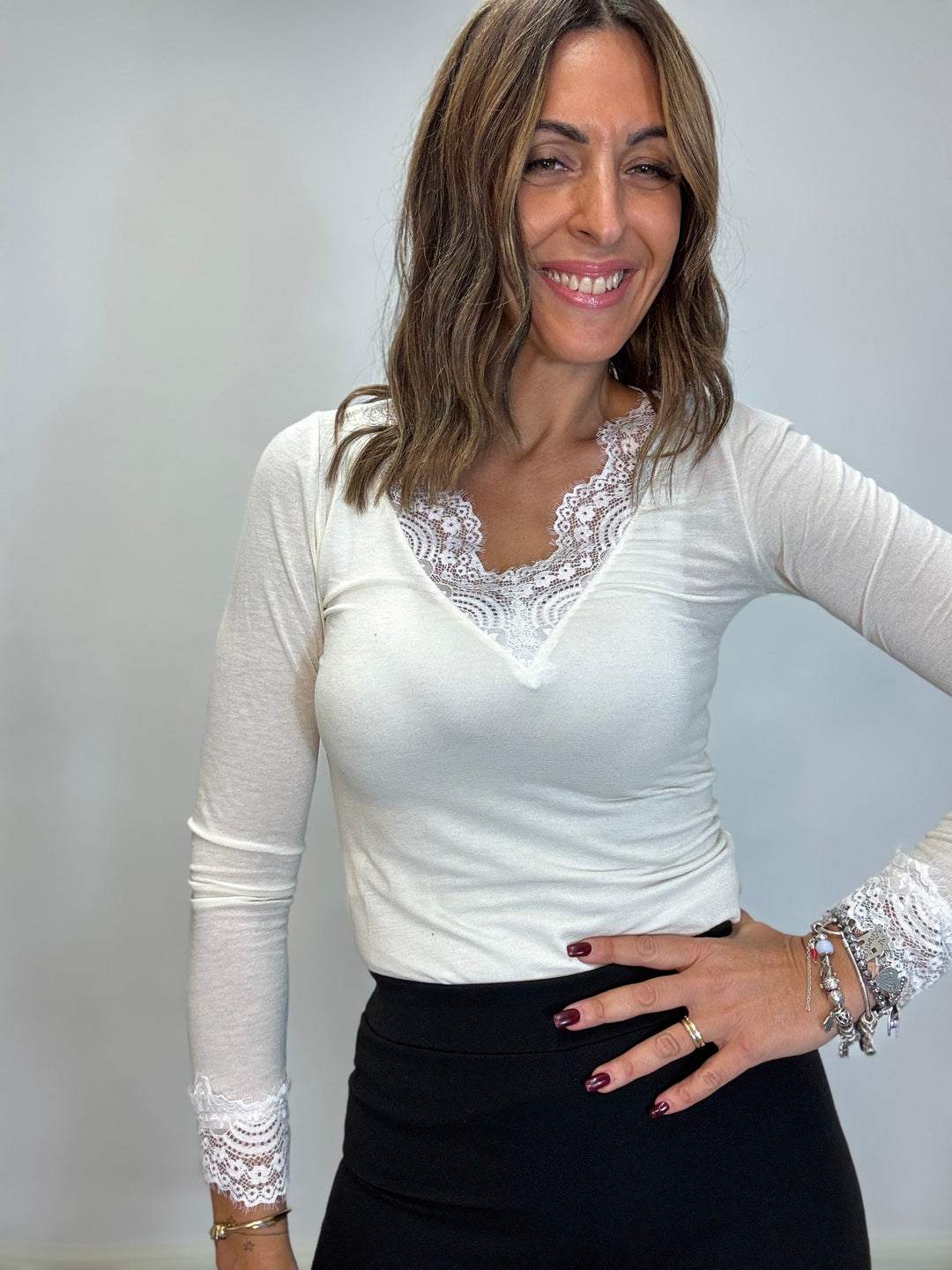 La cachmiretta col pizzo sullo scollo