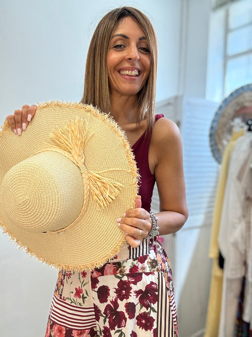 Il cappello di paglia beige