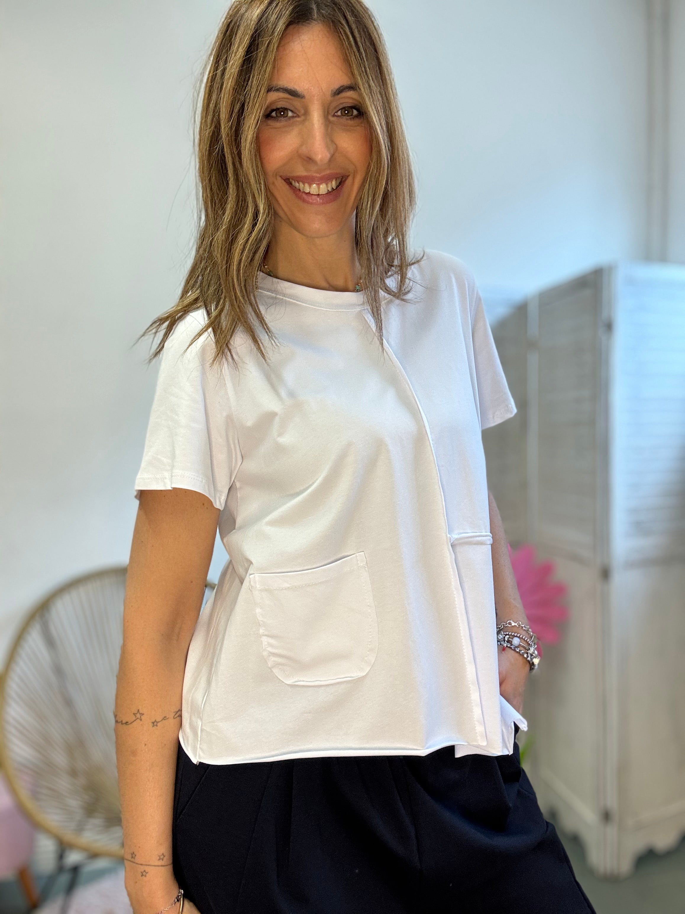 La t-shirt irregolare col taschino