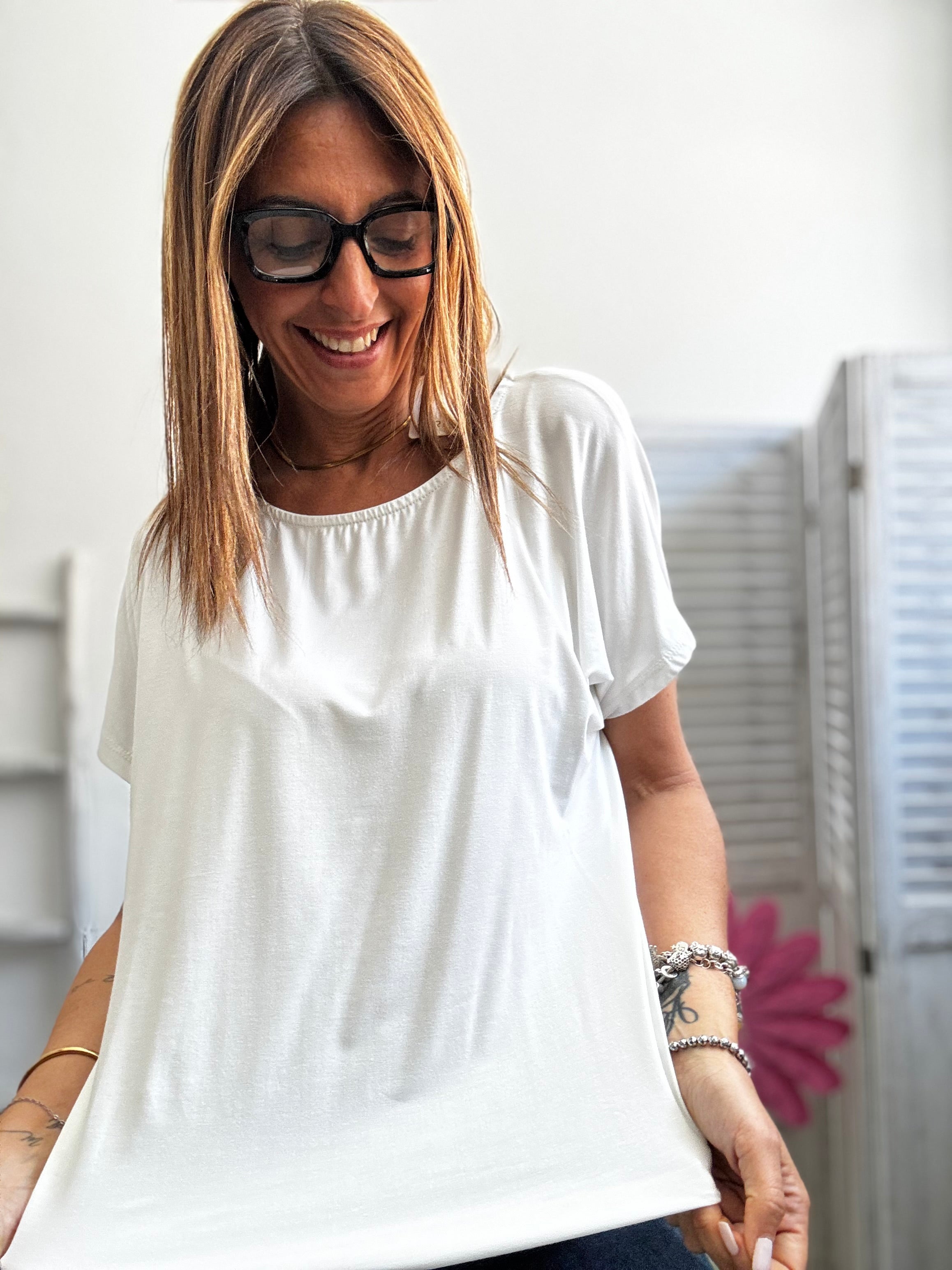 La t-shirt comoda coi bottoncini