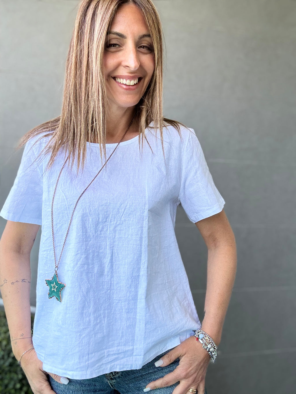 La blusa di cotone coi bottoncini dietro