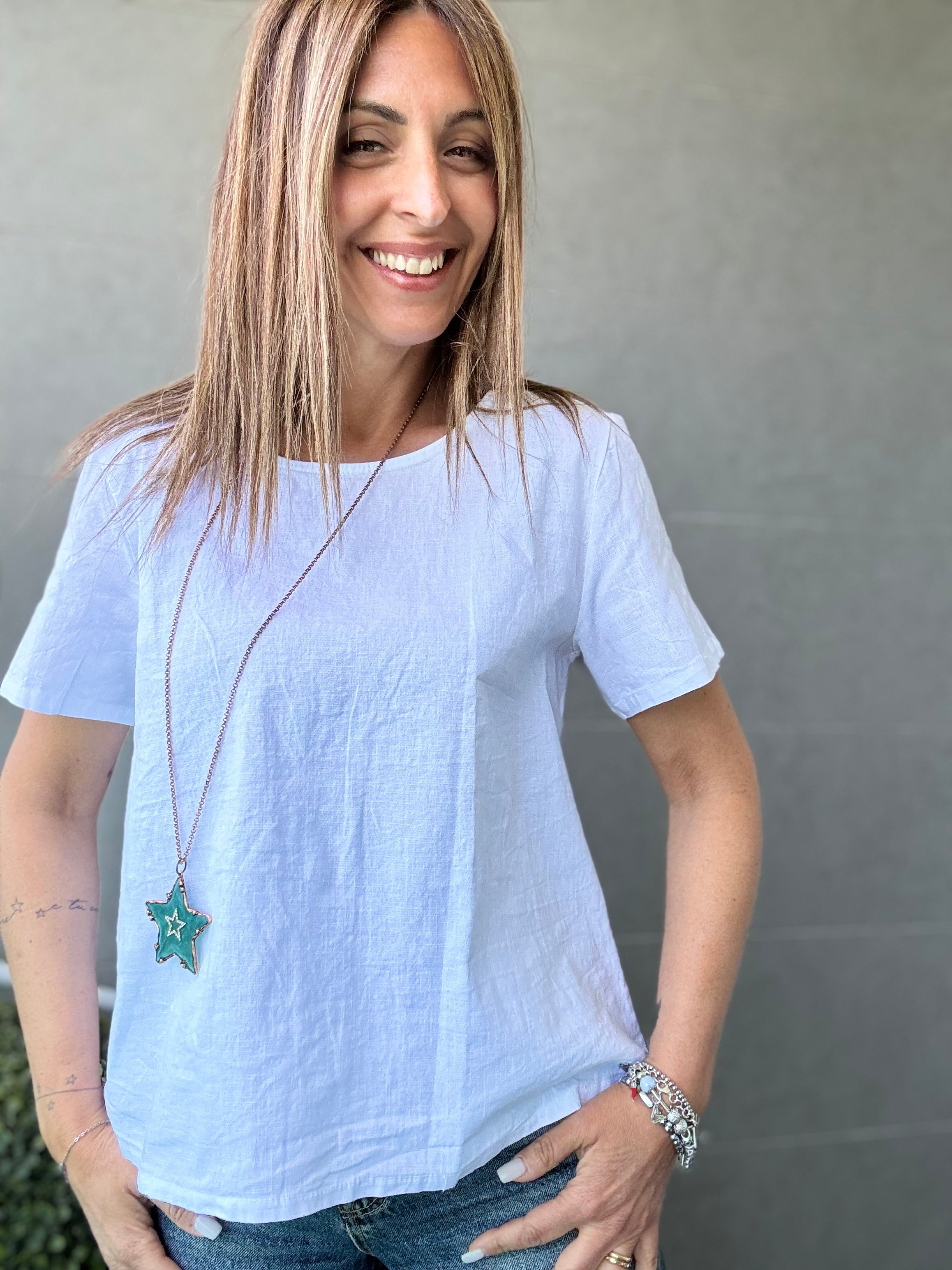 La blusa di cotone coi bottoncini dietro