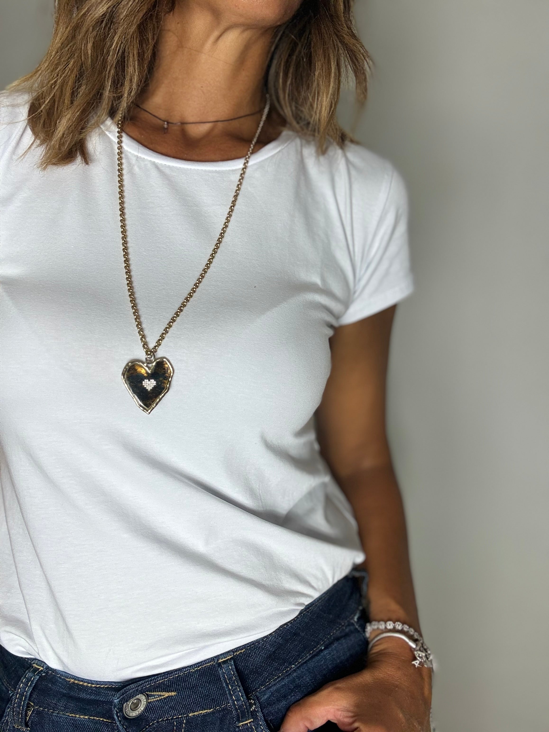 La t-shirt basica in diversi colori