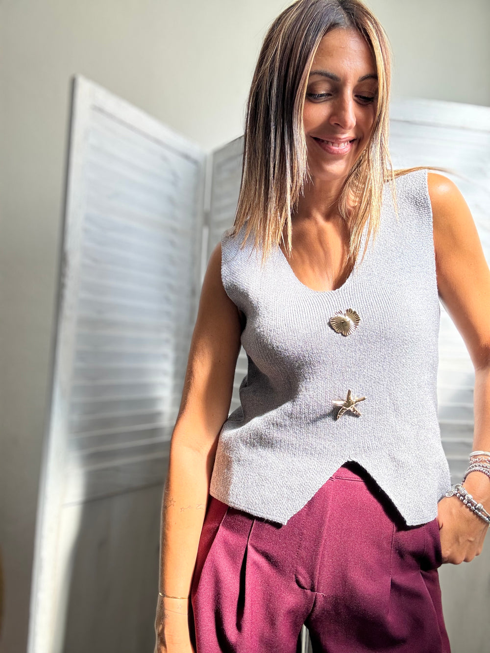 Il gilet di maglia con i gioielli