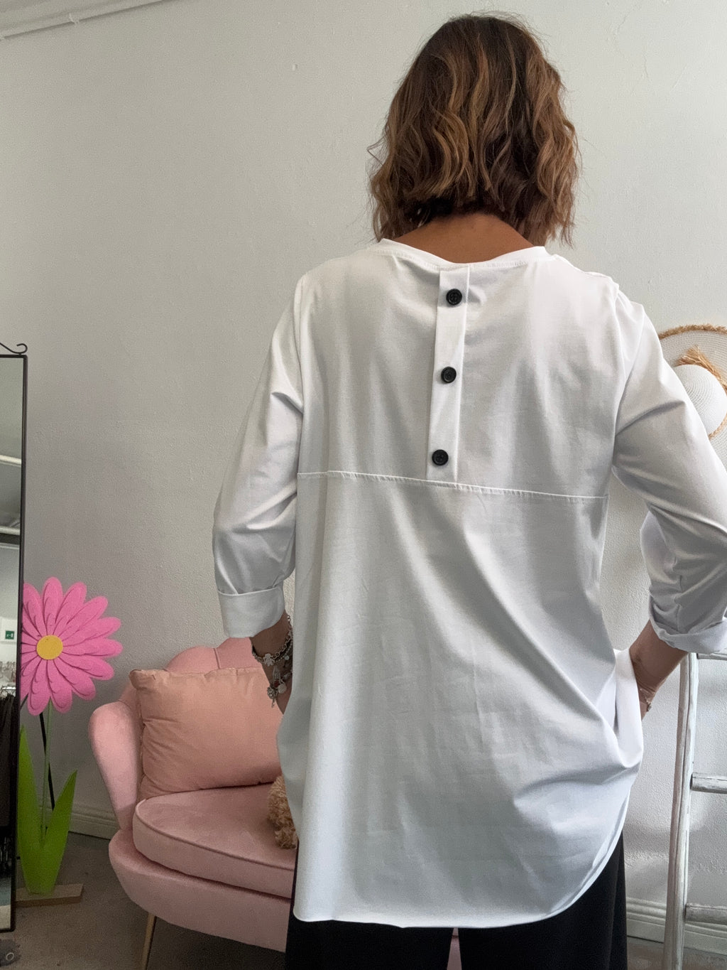 La t-shirt irregolare coi bottoni dietro