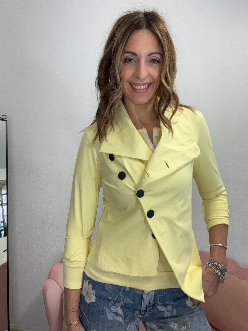 La giacca coi bottoni stondati