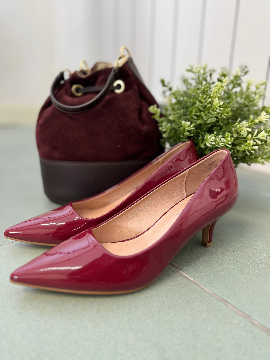 La décolleté in vernice col tacco basso