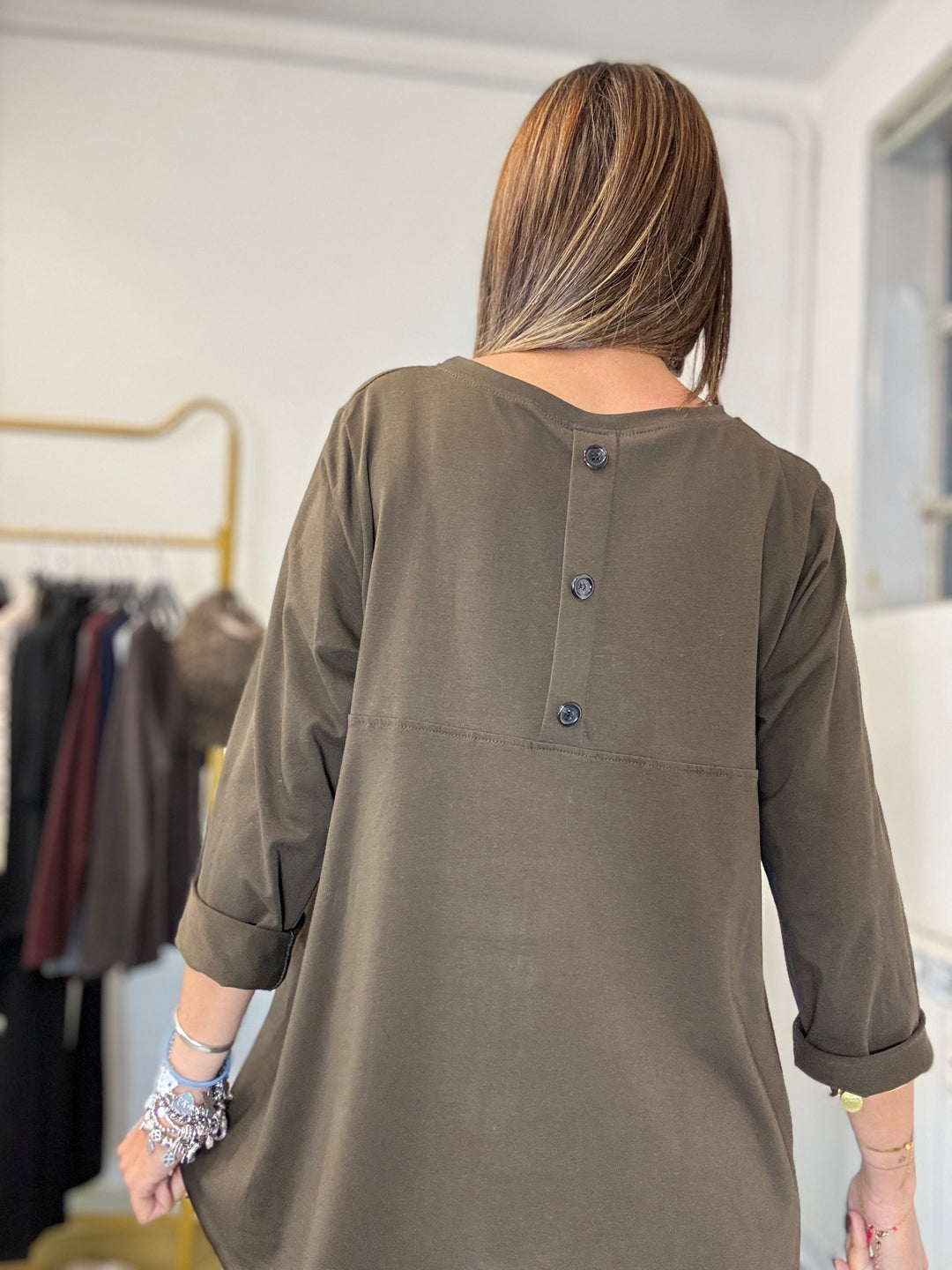 La maxi t-shirt coi bottoni dietro
