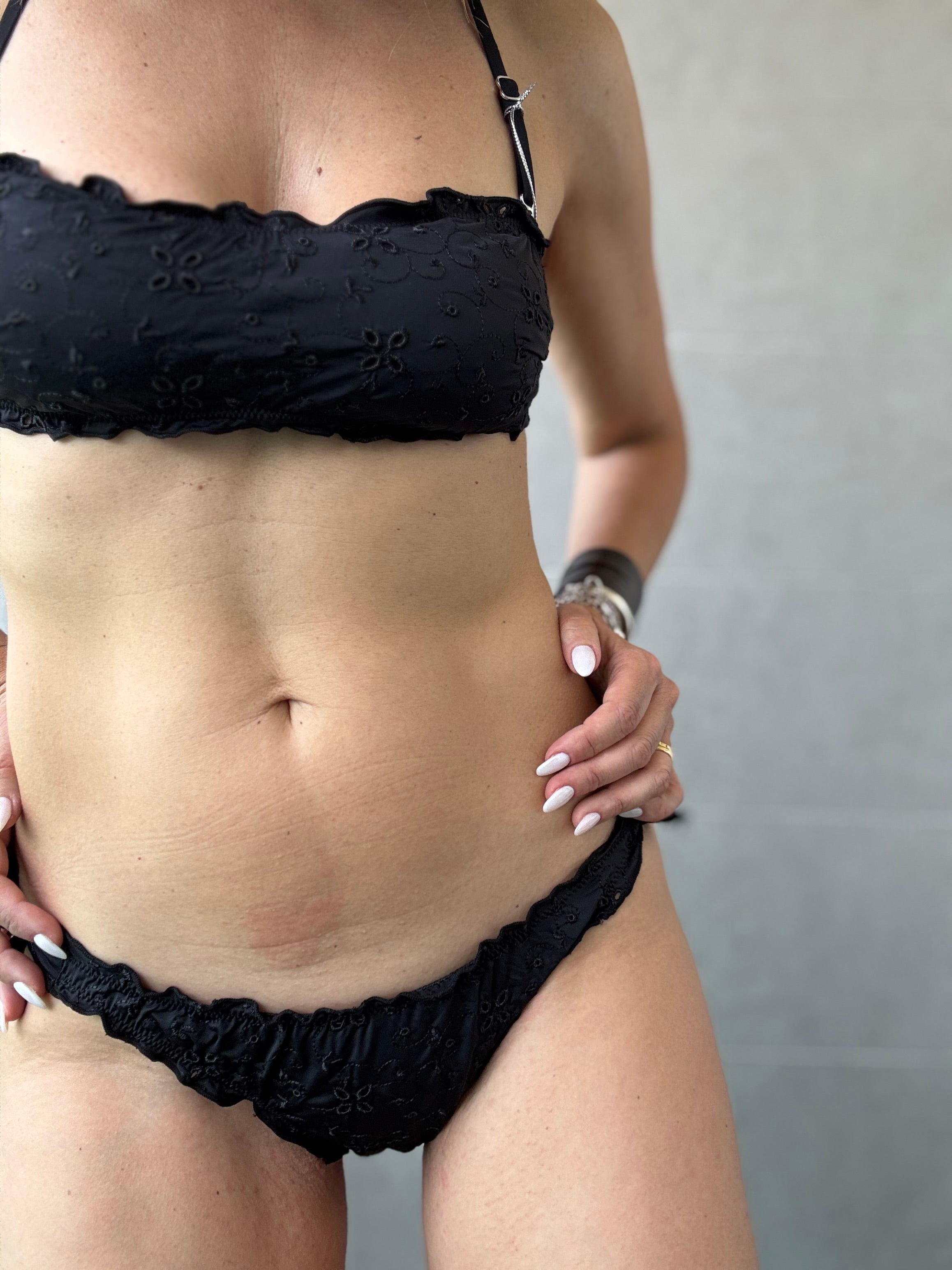 Costume a fascia sangallo nero