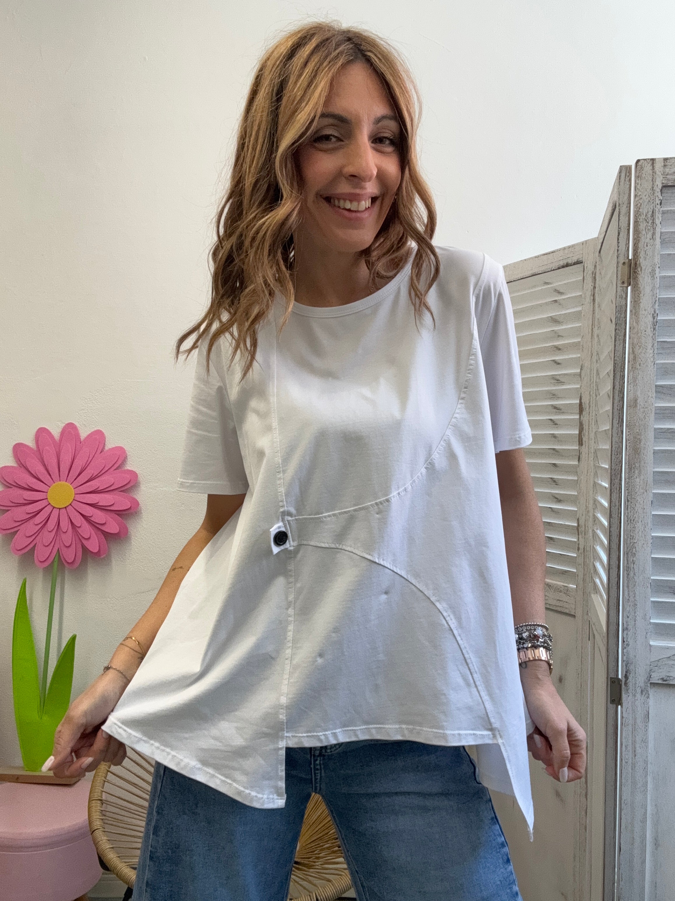 La t-shirt irregolare col bottone