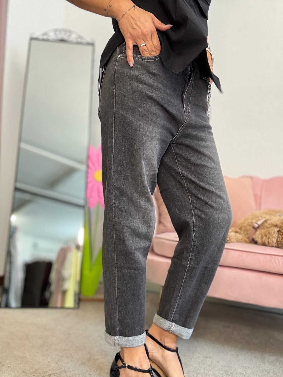 Il jeans boy-friend con l’elastico posteriore grigio nero