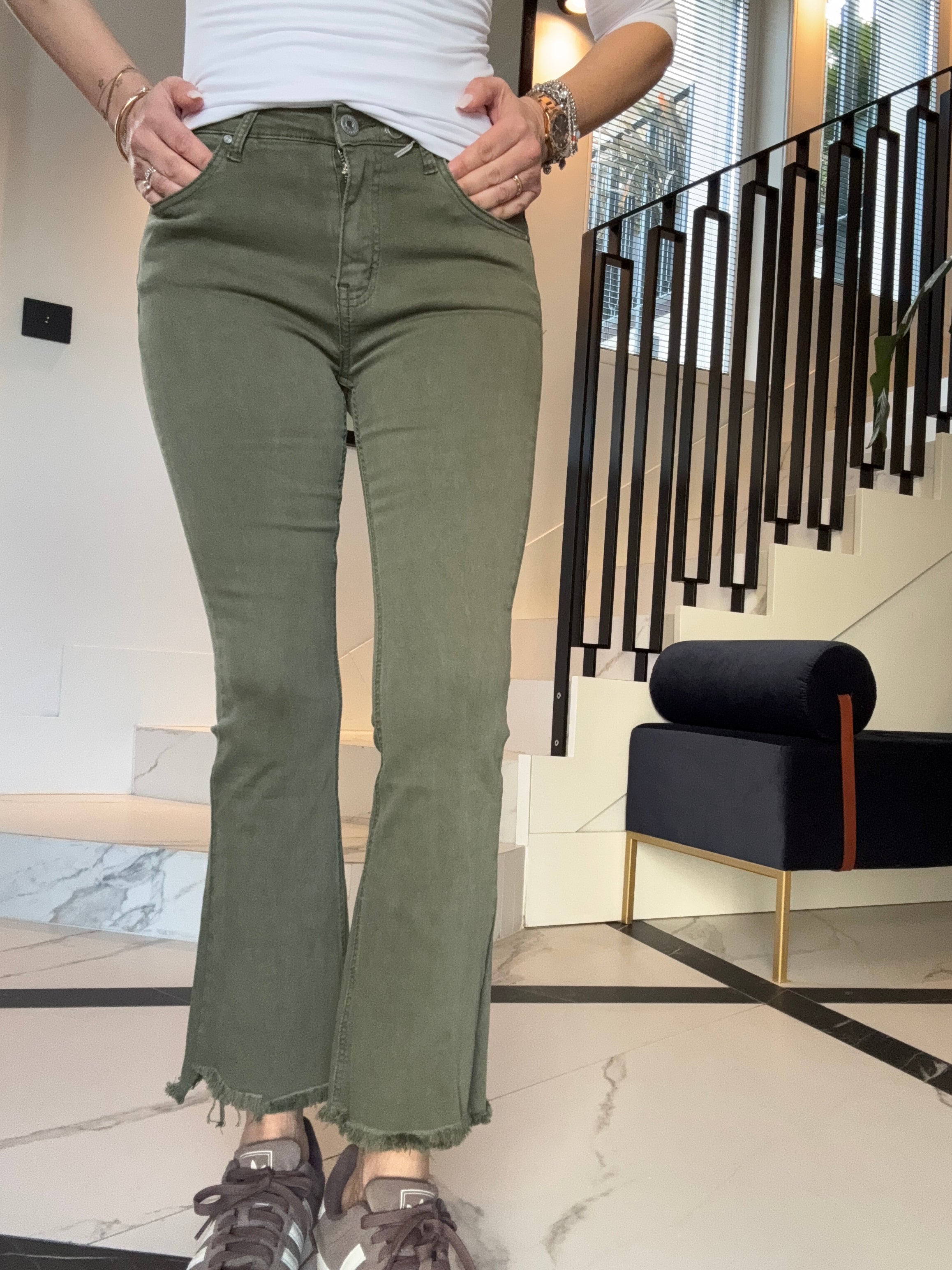 Il jeans zampetta con le frangette militare