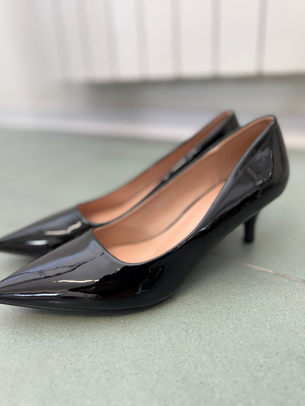 La décolleté in vernice col tacco basso