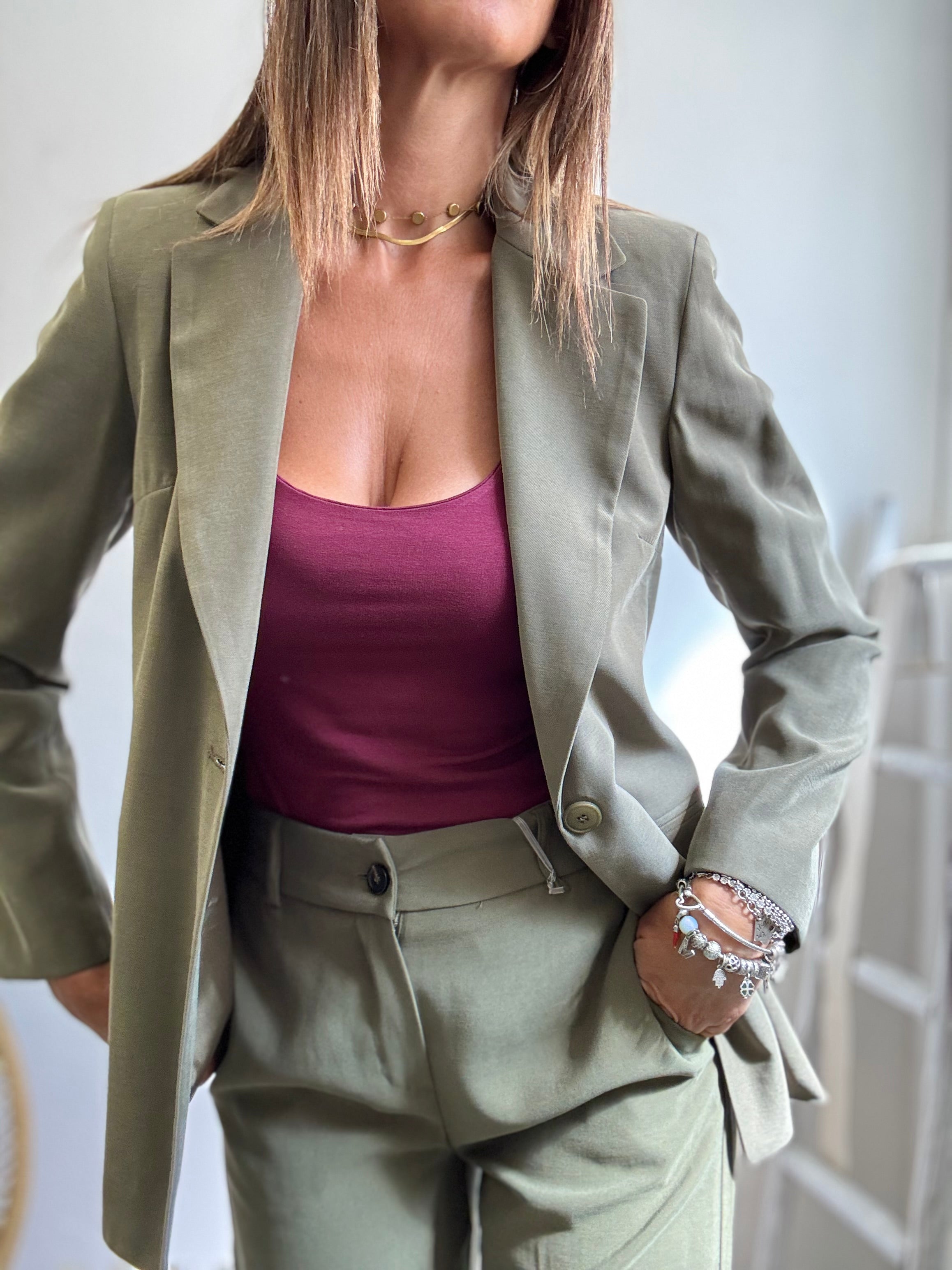 La canotta basica spalla larga ( tanti colori )