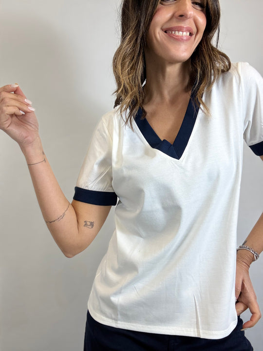 La t-shirt scollo a V coi bordi a contrasto